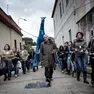 Lo psichiatra Peppe Dell’Acqua davanti a Marco Cavallo durante il viaggio negli Opg del 2013