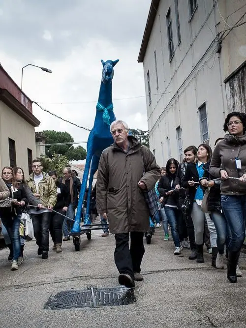 Lo psichiatra Peppe Dell’Acqua davanti a Marco Cavallo durante il viaggio negli Opg del 2013