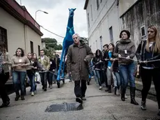 Lo psichiatra Peppe Dell’Acqua davanti a Marco Cavallo durante il viaggio negli Opg del 2013