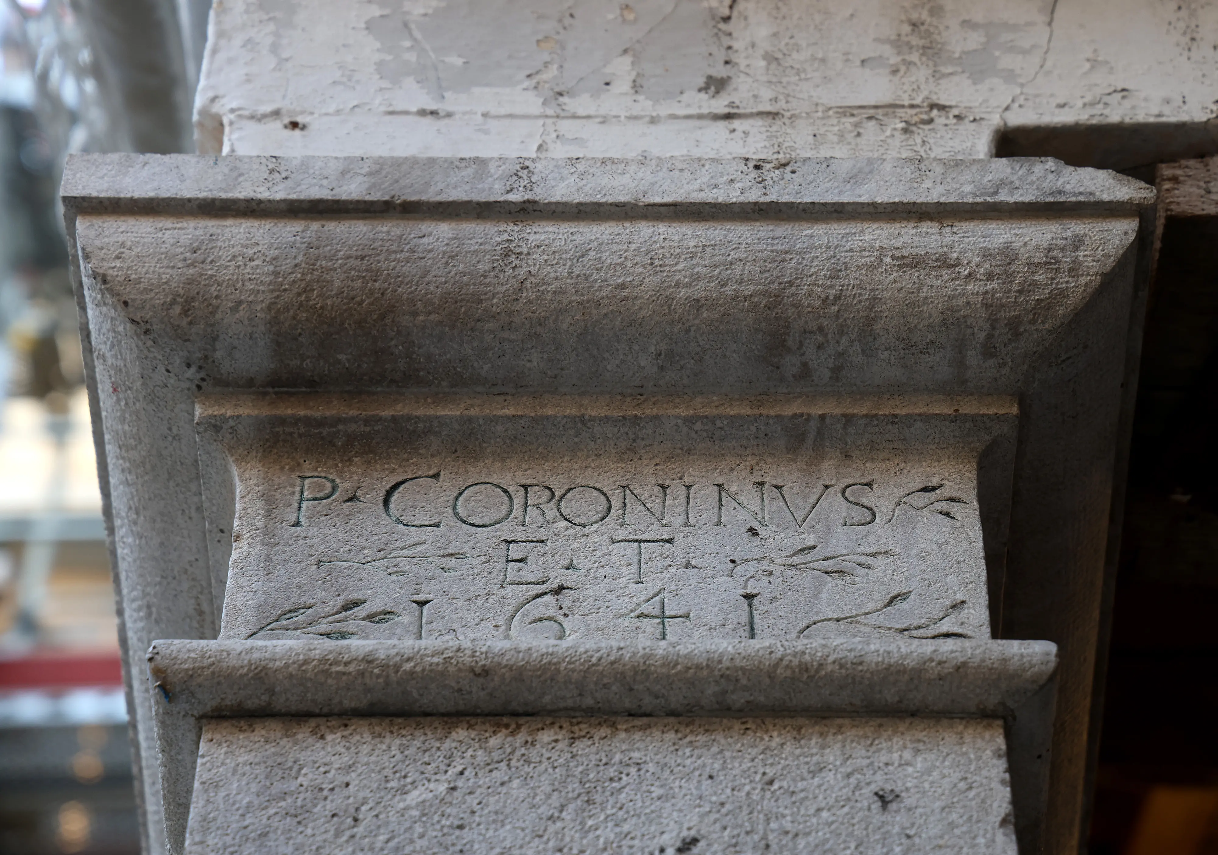 L’epigrafe dedicata al vescovo Pompeo Coronini (foto Andrea Lasorte)