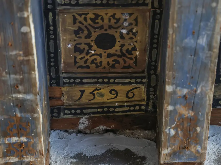 Un dettaglio dell’apparato decorativo della sala (fotoservizio Andrea Lasorte)