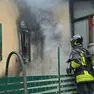 I vigili del fuoco impegnati nello spegnimento del rogo