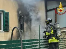 I vigili del fuoco impegnati nello spegnimento del rogo