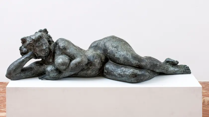 https://images.ilpiccolo.it/view/acePublic/alias/contentid/1ubvzz1cpejy91cstwe/0/19marcellomascherini_laterra1944_bronzo_h33xl146x50cm.webp?f=16%3A9&amp;w=840