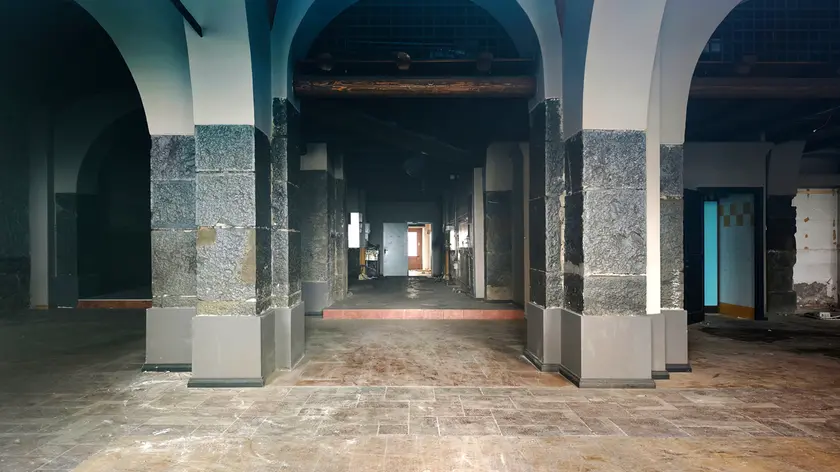 Gli spazi svuotati dell’exSpiller in Riva Nazario Sauro (foto Andrea Lasorte)