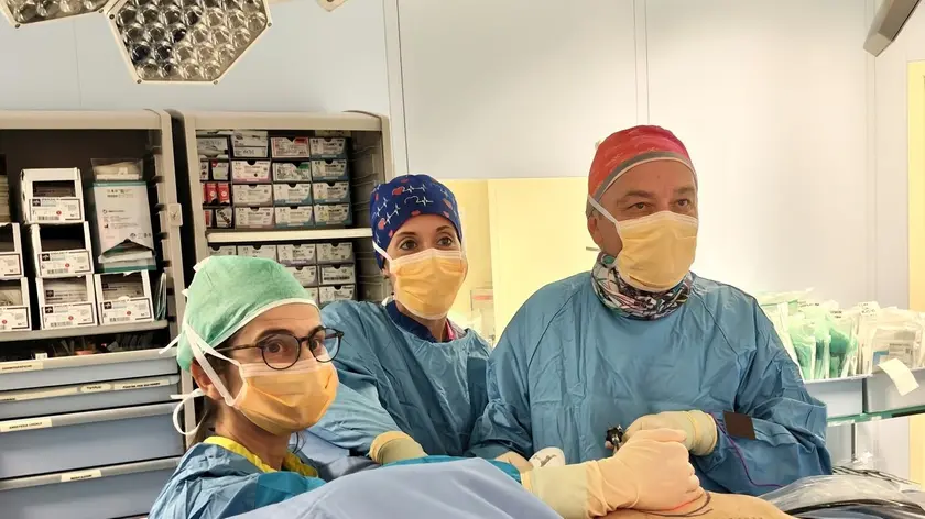 I dottori Bidinost, Basso e Stacul durante l’intervento al San Giovanni di Dio