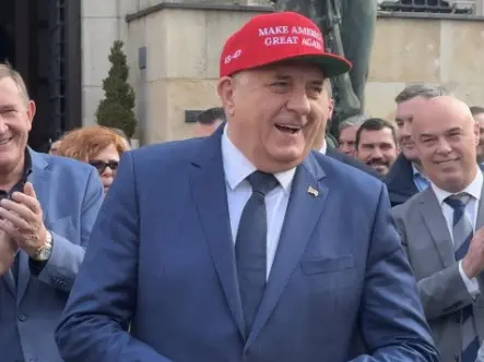 Il leader filorusso Dodik col cappellino in omaggio a Trump