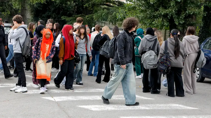 Studenti escono da scuola a Monfalcone (archivio Bonaventura)
