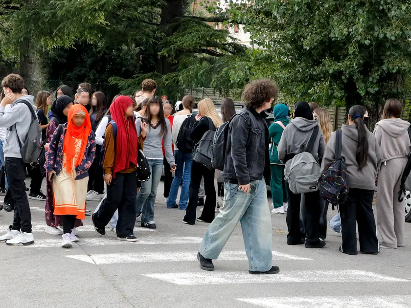 Studenti escono da scuola a Monfalcone (archivio Bonaventura)