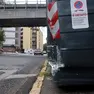 Il cassonetto colpito prima dell’impatto contro il bus Foto Lasorte