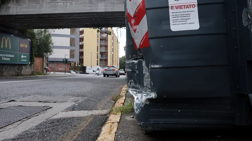 Il cassonetto colpito prima dell’impatto contro il bus Foto Lasorte