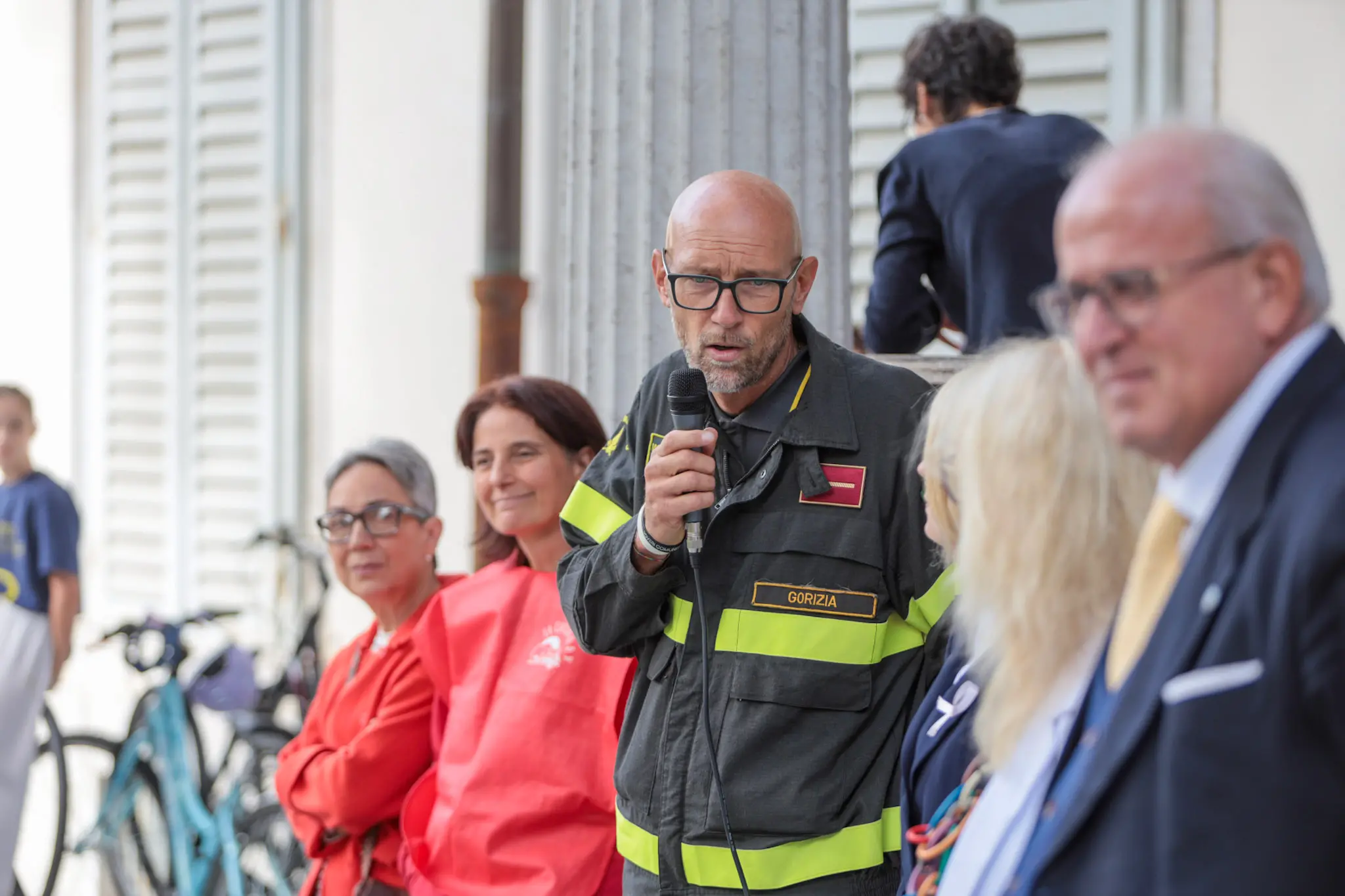 Quarantacinque partecipanti, tanti sorrisi e un'ospite d'onore davvero speciale. Il parco del Municipio di Gorizia ha ospitato sabato 10 ottobre la quarta edizione della benedizione degli animali, organizzata dal Comune insieme alle associazioni La Cuccia, Zampette Cormonesi e Gli amici di Poldo. Alla sfilata hanno partecipato soprattutto cani, con l'eccezione di due tartarughe, suddivisi in tre categorie: tale e quale, bon ton e simpatia. La benedizione è stata impartita da don Fulvio Marcioni, alla presenza del sindaco Rodolfo Ziberna e di altri rappresentanti dell'amministrazione comunale. Grande protagonista della giornata Lamù, il pastore australiano dei vigili del fuoco, andato in pensione ad aprile dopo otto anni di servizio e circa cento interventi di soccorso. Tra le sue missioni anche le ricerche dopo il crollo del ponte Morandi a Genova e il terremoto in Turchia (Foto Daniele Tibaldi)