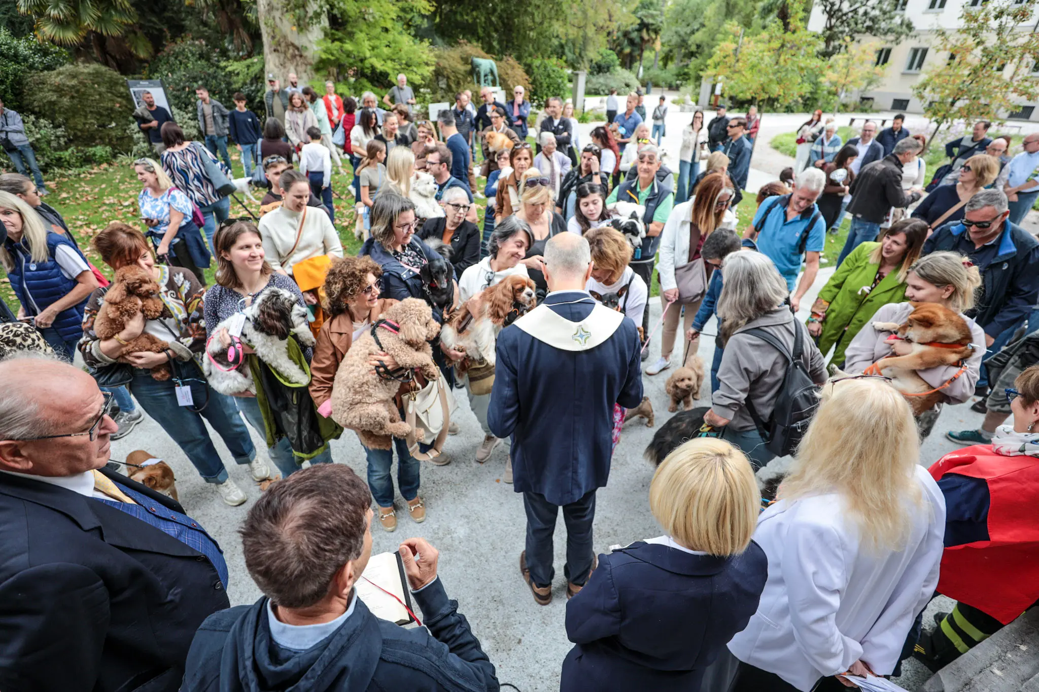 Quarantacinque partecipanti, tanti sorrisi e un'ospite d'onore davvero speciale. Il parco del Municipio di Gorizia ha ospitato sabato 10 ottobre la quarta edizione della benedizione degli animali, organizzata dal Comune insieme alle associazioni La Cuccia, Zampette Cormonesi e Gli amici di Poldo. Alla sfilata hanno partecipato soprattutto cani, con l'eccezione di due tartarughe, suddivisi in tre categorie: tale e quale, bon ton e simpatia. La benedizione è stata impartita da don Fulvio Marcioni, alla presenza del sindaco Rodolfo Ziberna e di altri rappresentanti dell'amministrazione comunale. Grande protagonista della giornata Lamù, il pastore australiano dei vigili del fuoco, andato in pensione ad aprile dopo otto anni di servizio e circa cento interventi di soccorso. Tra le sue missioni anche le ricerche dopo il crollo del ponte Morandi a Genova e il terremoto in Turchia (Foto Daniele Tibaldi)