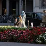 Nella foto di Katia Bonaventura, una famiglia in centro