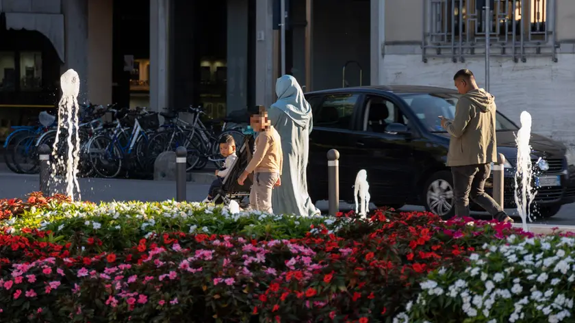 Nella foto di Katia Bonaventura, una famiglia in centro