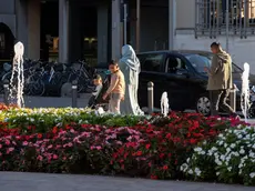 Nella foto di Katia Bonaventura, una famiglia in centro