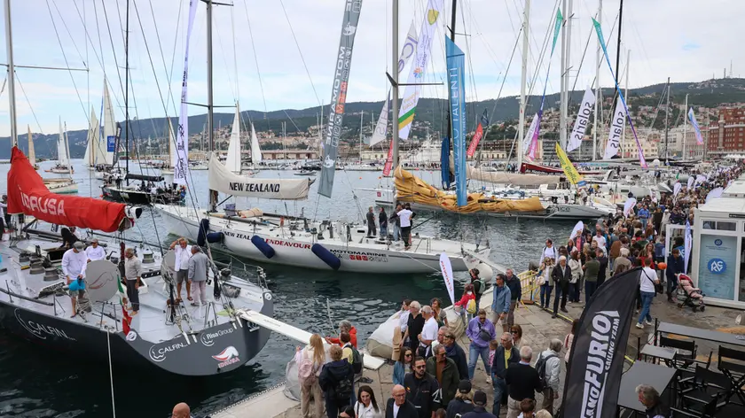 Le rive affollate nel sabato della Barcolana (Lasorte)