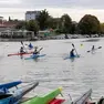 Nel fine settimana della Barcolana, il canale Valentinis si è trasformato in un piccolo campo di regata. Sabato mattina, al porticciolo Nazario Sauro, si è svolta la seconda edizione della Monfalcone Paddle Cup-Trofeo Città di Monfalcone, evento collaterale della 58ª edizione della regata triestina, organizzato dal Comune con la Società kayak canoa Monfalcone. Inedita la formula, ispirata alla vela: partenza lanciata davanti alla scalinata del porticciolo, quattro giri attorno a due boe posizionate a circa 200 metri e arrivo sulla stessa linea del via. Oltre alla velocità contavano quindi traiettorie e manovre. Erano attesi circa 80 atleti di diverse categorie: oltre ai padroni di casa, la Lega navale Monfalcone, il circolo Nazario Sauro di Trieste e le slovene Kkk Žusterna di Capodistria e Kkk Ankaran. La Capitaneria di porto ha garantito la sicurezza e chiuso alla navigazione il tratto di canale, mentre il Consorzio di bonifica ha ridotto l’afflusso d’acqua. Speaker d’eccezione l’azzurra monfalconese Giada Rossetti, bronzo europeo nel K2 500 con Lucrezia Zironi. Nel pomeriggio gli atleti erano attesi a un talk allo stand del Comune al Villaggio della Barcolana. Foto di Katia Bonaventura
