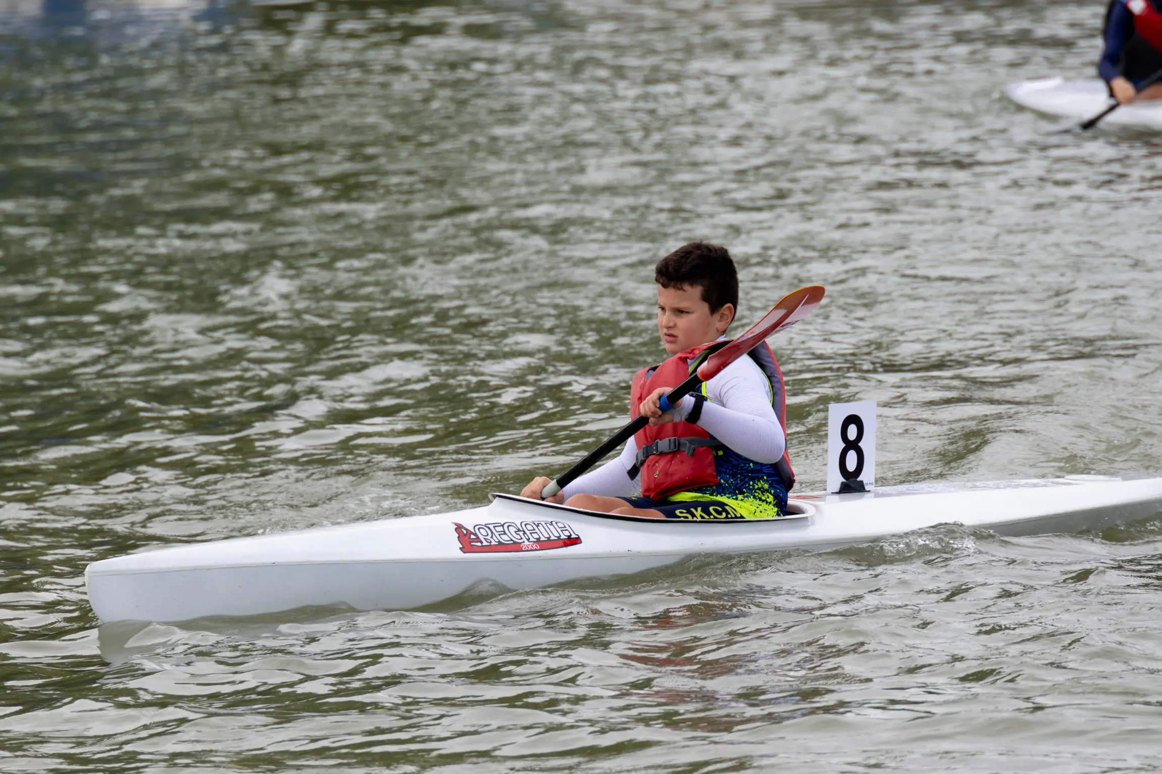 Nel fine settimana della Barcolana, il canale Valentinis si è trasformato in un piccolo campo di regata. Sabato mattina, al porticciolo Nazario Sauro, si è svolta la seconda edizione della Monfalcone Paddle Cup-Trofeo Città di Monfalcone, evento collaterale della 58ª edizione della regata triestina, organizzato dal Comune con la Società kayak canoa Monfalcone. Inedita la formula, ispirata alla vela: partenza lanciata davanti alla scalinata del porticciolo, quattro giri attorno a due boe posizionate a circa 200 metri e arrivo sulla stessa linea del via. Oltre alla velocità contavano quindi traiettorie e manovre. Erano attesi circa 80 atleti di diverse categorie: oltre ai padroni di casa, la Lega navale Monfalcone, il circolo Nazario Sauro di Trieste e le slovene Kkk Žusterna di Capodistria e Kkk Ankaran. La Capitaneria di porto ha garantito la sicurezza e chiuso alla navigazione il tratto di canale, mentre il Consorzio di bonifica ha ridotto l’afflusso d’acqua. Speaker d’eccezione l’azzurra monfalconese Giada Rossetti, bronzo europeo nel K2 500 con Lucrezia Zironi. Nel pomeriggio gli atleti erano attesi a un talk allo stand del Comune al Villaggio della Barcolana. Foto di Katia Bonaventura