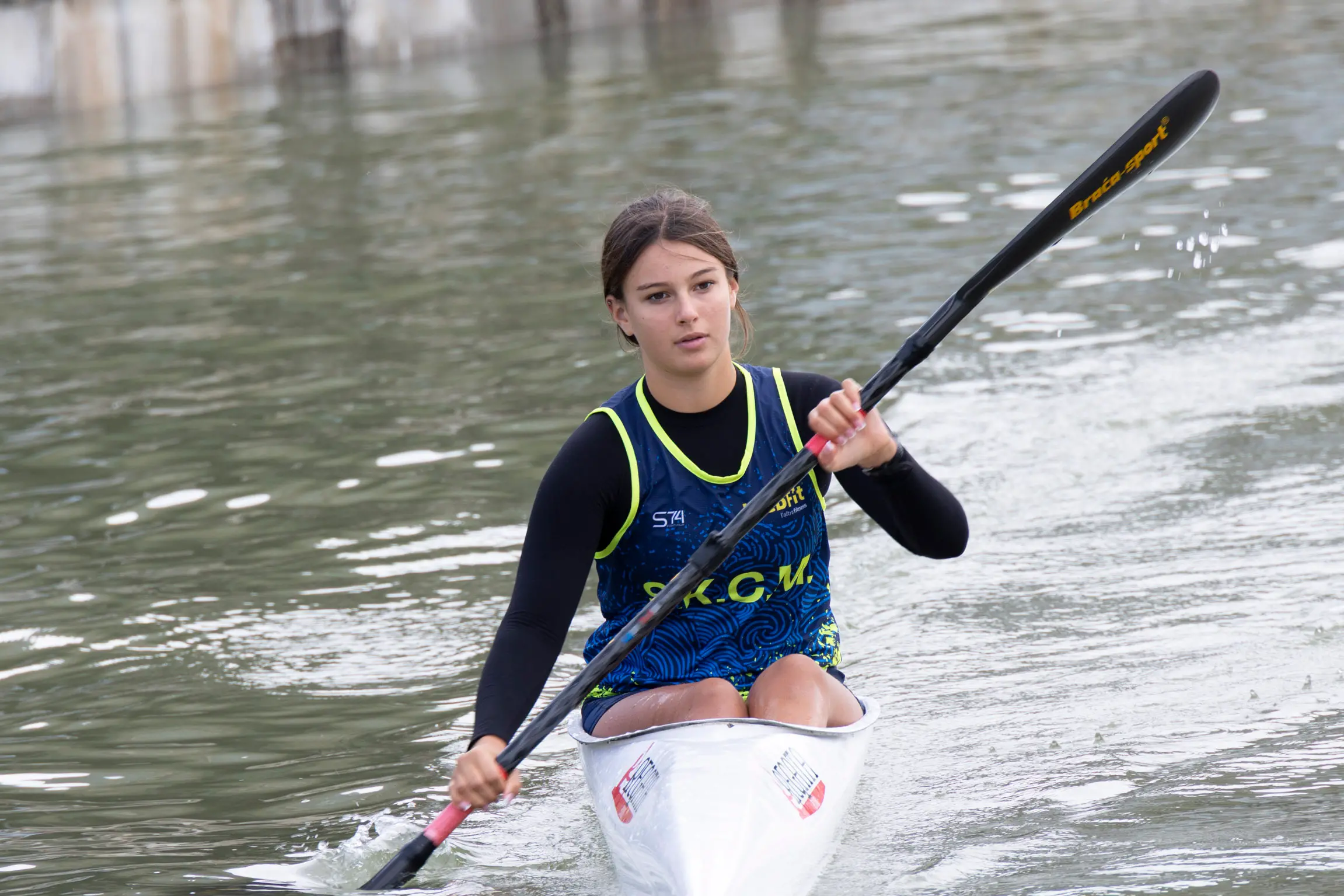 Nel fine settimana della Barcolana, il canale Valentinis si è trasformato in un piccolo campo di regata. Sabato mattina, al porticciolo Nazario Sauro, si è svolta la seconda edizione della Monfalcone Paddle Cup-Trofeo Città di Monfalcone, evento collaterale della 58ª edizione della regata triestina, organizzato dal Comune con la Società kayak canoa Monfalcone. Inedita la formula, ispirata alla vela: partenza lanciata davanti alla scalinata del porticciolo, quattro giri attorno a due boe posizionate a circa 200 metri e arrivo sulla stessa linea del via. Oltre alla velocità contavano quindi traiettorie e manovre. Erano attesi circa 80 atleti di diverse categorie: oltre ai padroni di casa, la Lega navale Monfalcone, il circolo Nazario Sauro di Trieste e le slovene Kkk Žusterna di Capodistria e Kkk Ankaran. La Capitaneria di porto ha garantito la sicurezza e chiuso alla navigazione il tratto di canale, mentre il Consorzio di bonifica ha ridotto l’afflusso d’acqua. Speaker d’eccezione l’azzurra monfalconese Giada Rossetti, bronzo europeo nel K2 500 con Lucrezia Zironi. Nel pomeriggio gli atleti erano attesi a un talk allo stand del Comune al Villaggio della Barcolana. Foto di Katia Bonaventura