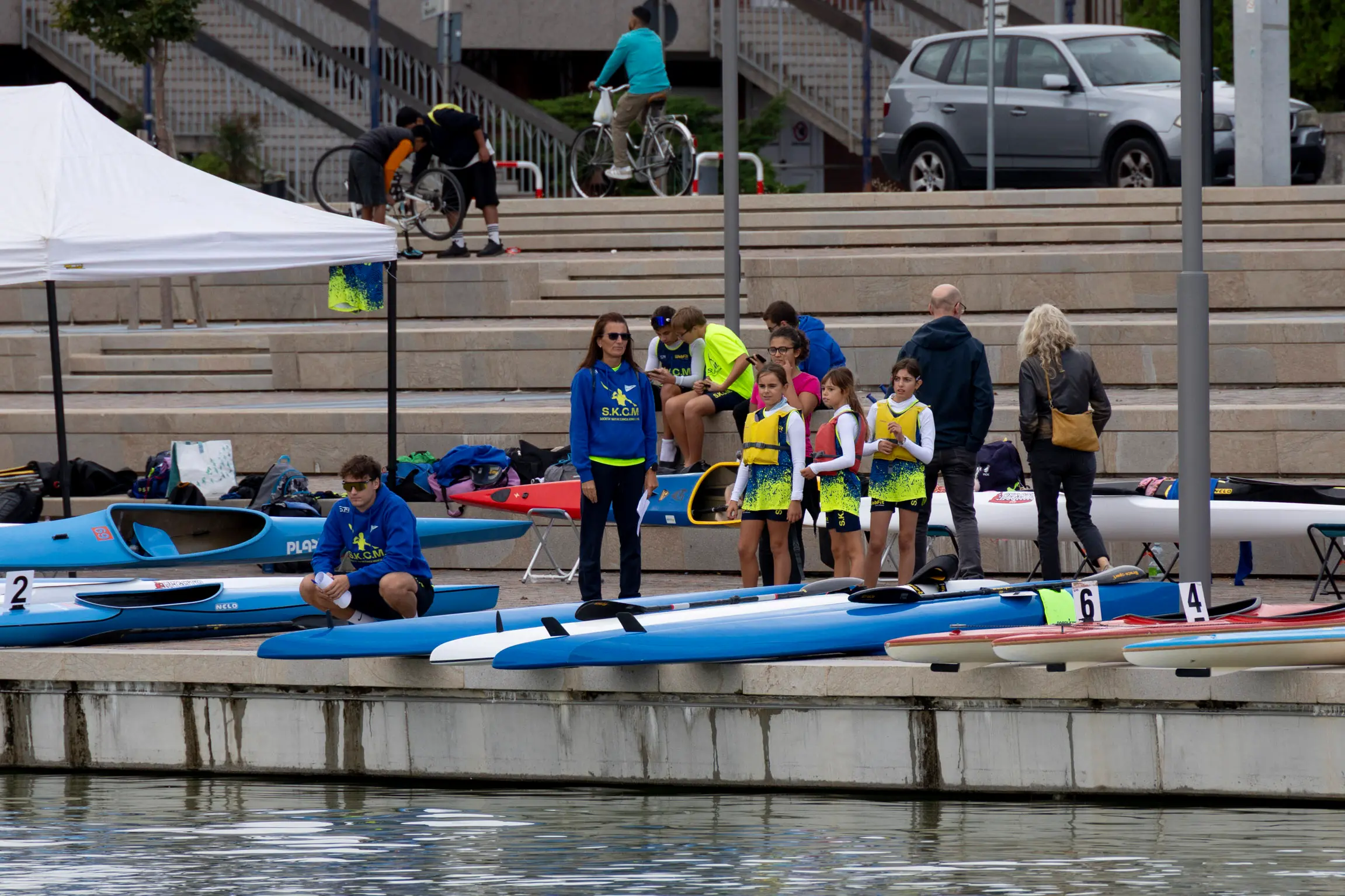 Nel fine settimana della Barcolana, il canale Valentinis si è trasformato in un piccolo campo di regata. Sabato mattina, al porticciolo Nazario Sauro, si è svolta la seconda edizione della Monfalcone Paddle Cup-Trofeo Città di Monfalcone, evento collaterale della 58ª edizione della regata triestina, organizzato dal Comune con la Società kayak canoa Monfalcone. Inedita la formula, ispirata alla vela: partenza lanciata davanti alla scalinata del porticciolo, quattro giri attorno a due boe posizionate a circa 200 metri e arrivo sulla stessa linea del via. Oltre alla velocità contavano quindi traiettorie e manovre. Erano attesi circa 80 atleti di diverse categorie: oltre ai padroni di casa, la Lega navale Monfalcone, il circolo Nazario Sauro di Trieste e le slovene Kkk Žusterna di Capodistria e Kkk Ankaran. La Capitaneria di porto ha garantito la sicurezza e chiuso alla navigazione il tratto di canale, mentre il Consorzio di bonifica ha ridotto l’afflusso d’acqua. Speaker d’eccezione l’azzurra monfalconese Giada Rossetti, bronzo europeo nel K2 500 con Lucrezia Zironi. Nel pomeriggio gli atleti erano attesi a un talk allo stand del Comune al Villaggio della Barcolana. Foto di Katia Bonaventura
