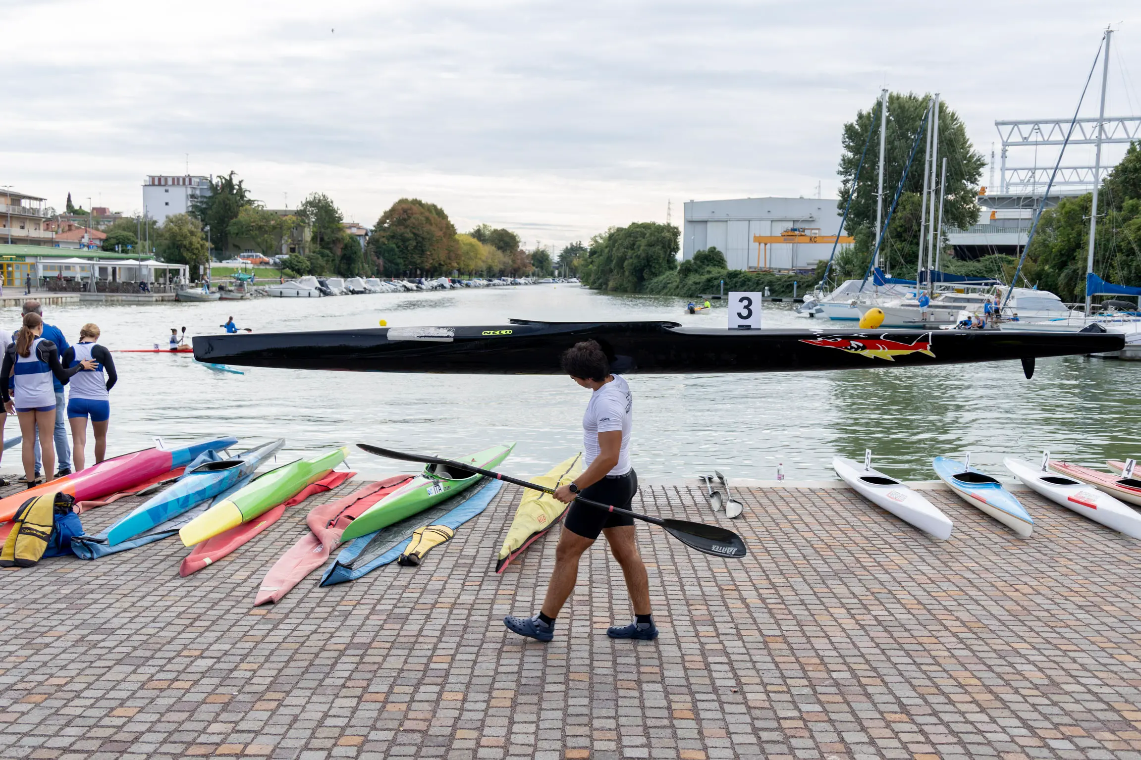 Nel fine settimana della Barcolana, il canale Valentinis si è trasformato in un piccolo campo di regata. Sabato mattina, al porticciolo Nazario Sauro, si è svolta la seconda edizione della Monfalcone Paddle Cup-Trofeo Città di Monfalcone, evento collaterale della 58ª edizione della regata triestina, organizzato dal Comune con la Società kayak canoa Monfalcone. Inedita la formula, ispirata alla vela: partenza lanciata davanti alla scalinata del porticciolo, quattro giri attorno a due boe posizionate a circa 200 metri e arrivo sulla stessa linea del via. Oltre alla velocità contavano quindi traiettorie e manovre. Erano attesi circa 80 atleti di diverse categorie: oltre ai padroni di casa, la Lega navale Monfalcone, il circolo Nazario Sauro di Trieste e le slovene Kkk Žusterna di Capodistria e Kkk Ankaran. La Capitaneria di porto ha garantito la sicurezza e chiuso alla navigazione il tratto di canale, mentre il Consorzio di bonifica ha ridotto l’afflusso d’acqua. Speaker d’eccezione l’azzurra monfalconese Giada Rossetti, bronzo europeo nel K2 500 con Lucrezia Zironi. Nel pomeriggio gli atleti erano attesi a un talk allo stand del Comune al Villaggio della Barcolana. Foto di Katia Bonaventura