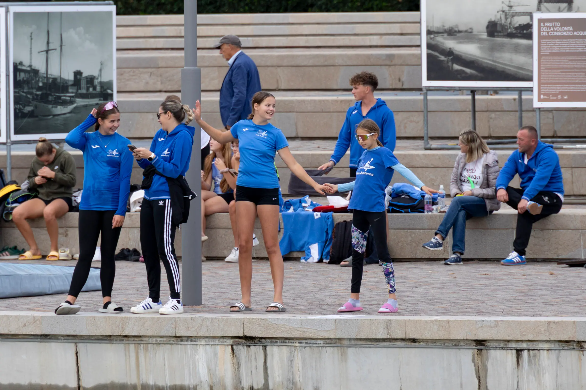Nel fine settimana della Barcolana, il canale Valentinis si è trasformato in un piccolo campo di regata. Sabato mattina, al porticciolo Nazario Sauro, si è svolta la seconda edizione della Monfalcone Paddle Cup-Trofeo Città di Monfalcone, evento collaterale della 58ª edizione della regata triestina, organizzato dal Comune con la Società kayak canoa Monfalcone. Inedita la formula, ispirata alla vela: partenza lanciata davanti alla scalinata del porticciolo, quattro giri attorno a due boe posizionate a circa 200 metri e arrivo sulla stessa linea del via. Oltre alla velocità contavano quindi traiettorie e manovre. Erano attesi circa 80 atleti di diverse categorie: oltre ai padroni di casa, la Lega navale Monfalcone, il circolo Nazario Sauro di Trieste e le slovene Kkk Žusterna di Capodistria e Kkk Ankaran. La Capitaneria di porto ha garantito la sicurezza e chiuso alla navigazione il tratto di canale, mentre il Consorzio di bonifica ha ridotto l’afflusso d’acqua. Speaker d’eccezione l’azzurra monfalconese Giada Rossetti, bronzo europeo nel K2 500 con Lucrezia Zironi. Nel pomeriggio gli atleti erano attesi a un talk allo stand del Comune al Villaggio della Barcolana. Foto di Katia Bonaventura