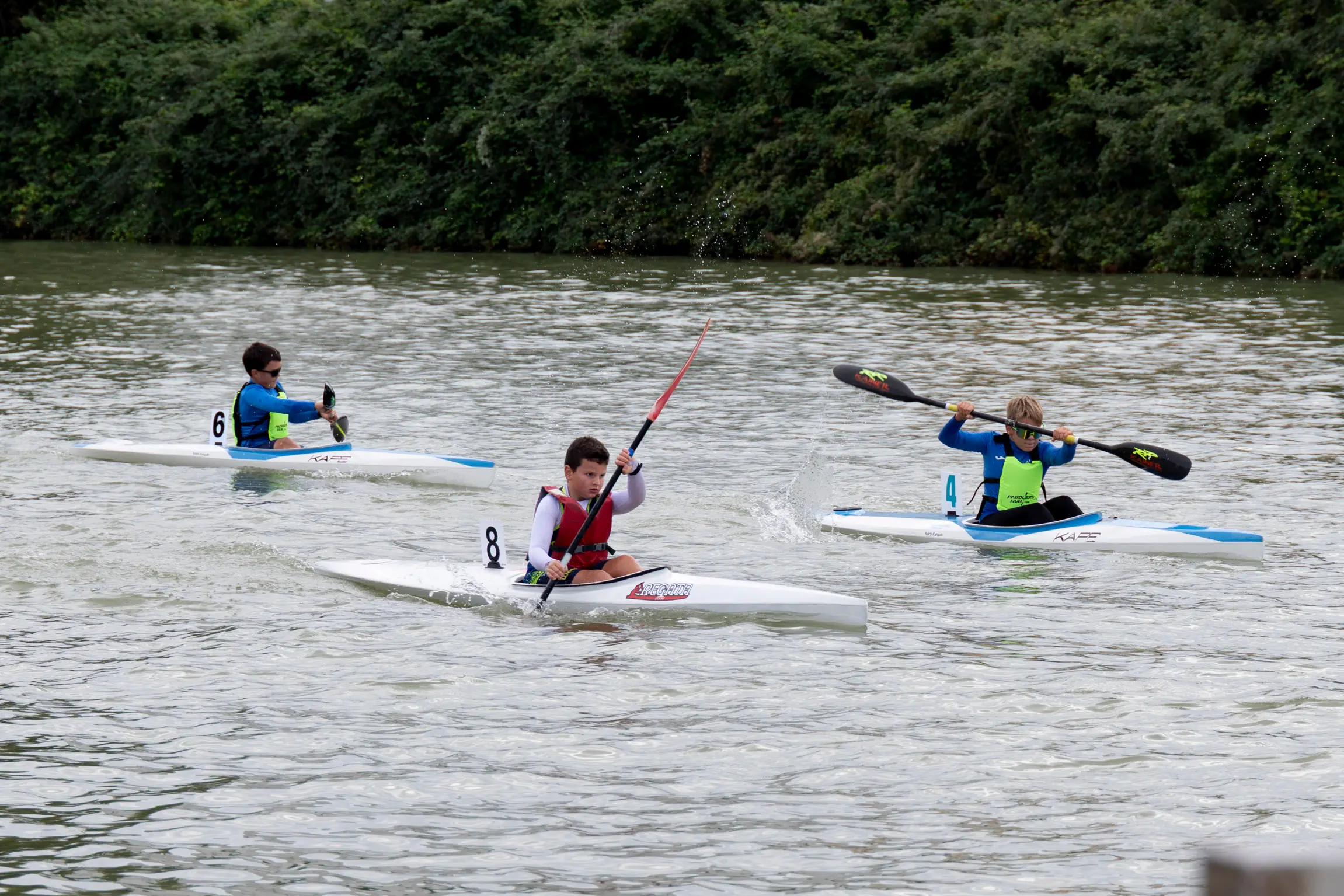 Nel fine settimana della Barcolana, il canale Valentinis si è trasformato in un piccolo campo di regata. Sabato mattina, al porticciolo Nazario Sauro, si è svolta la seconda edizione della Monfalcone Paddle Cup-Trofeo Città di Monfalcone, evento collaterale della 58ª edizione della regata triestina, organizzato dal Comune con la Società kayak canoa Monfalcone. Inedita la formula, ispirata alla vela: partenza lanciata davanti alla scalinata del porticciolo, quattro giri attorno a due boe posizionate a circa 200 metri e arrivo sulla stessa linea del via. Oltre alla velocità contavano quindi traiettorie e manovre. Erano attesi circa 80 atleti di diverse categorie: oltre ai padroni di casa, la Lega navale Monfalcone, il circolo Nazario Sauro di Trieste e le slovene Kkk Žusterna di Capodistria e Kkk Ankaran. La Capitaneria di porto ha garantito la sicurezza e chiuso alla navigazione il tratto di canale, mentre il Consorzio di bonifica ha ridotto l’afflusso d’acqua. Speaker d’eccezione l’azzurra monfalconese Giada Rossetti, bronzo europeo nel K2 500 con Lucrezia Zironi. Nel pomeriggio gli atleti erano attesi a un talk allo stand del Comune al Villaggio della Barcolana. Foto di Katia Bonaventura
