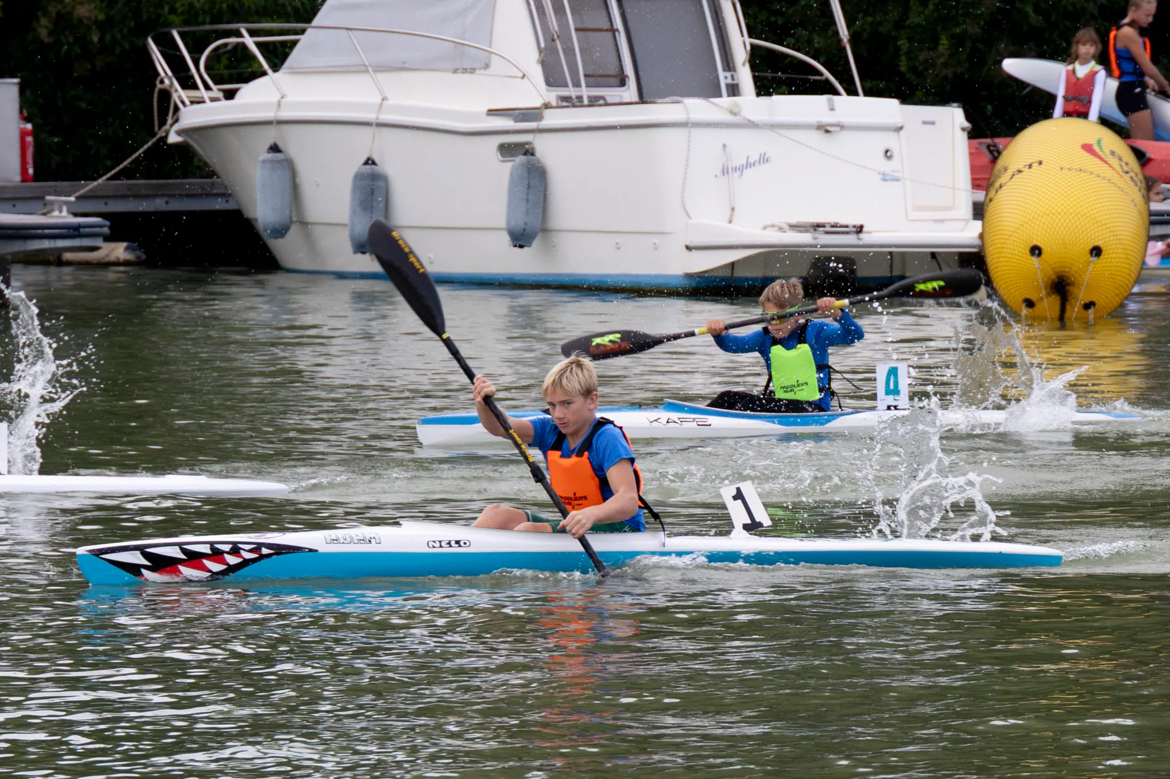 Nel fine settimana della Barcolana, il canale Valentinis si è trasformato in un piccolo campo di regata. Sabato mattina, al porticciolo Nazario Sauro, si è svolta la seconda edizione della Monfalcone Paddle Cup-Trofeo Città di Monfalcone, evento collaterale della 58ª edizione della regata triestina, organizzato dal Comune con la Società kayak canoa Monfalcone. Inedita la formula, ispirata alla vela: partenza lanciata davanti alla scalinata del porticciolo, quattro giri attorno a due boe posizionate a circa 200 metri e arrivo sulla stessa linea del via. Oltre alla velocità contavano quindi traiettorie e manovre. Erano attesi circa 80 atleti di diverse categorie: oltre ai padroni di casa, la Lega navale Monfalcone, il circolo Nazario Sauro di Trieste e le slovene Kkk Žusterna di Capodistria e Kkk Ankaran. La Capitaneria di porto ha garantito la sicurezza e chiuso alla navigazione il tratto di canale, mentre il Consorzio di bonifica ha ridotto l’afflusso d’acqua. Speaker d’eccezione l’azzurra monfalconese Giada Rossetti, bronzo europeo nel K2 500 con Lucrezia Zironi. Nel pomeriggio gli atleti erano attesi a un talk allo stand del Comune al Villaggio della Barcolana. Foto di Katia Bonaventura