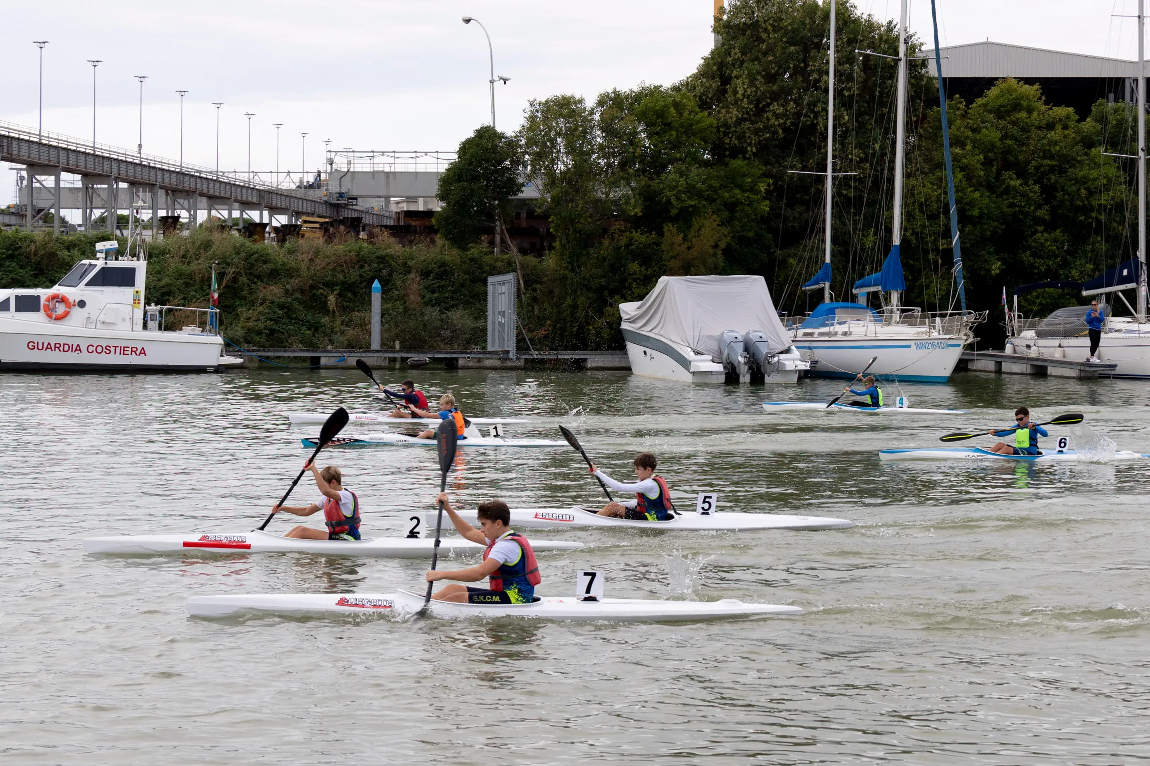 Nel fine settimana della Barcolana, il canale Valentinis si è trasformato in un piccolo campo di regata. Sabato mattina, al porticciolo Nazario Sauro, si è svolta la seconda edizione della Monfalcone Paddle Cup-Trofeo Città di Monfalcone, evento collaterale della 58ª edizione della regata triestina, organizzato dal Comune con la Società kayak canoa Monfalcone. Inedita la formula, ispirata alla vela: partenza lanciata davanti alla scalinata del porticciolo, quattro giri attorno a due boe posizionate a circa 200 metri e arrivo sulla stessa linea del via. Oltre alla velocità contavano quindi traiettorie e manovre. Erano attesi circa 80 atleti di diverse categorie: oltre ai padroni di casa, la Lega navale Monfalcone, il circolo Nazario Sauro di Trieste e le slovene Kkk Žusterna di Capodistria e Kkk Ankaran. La Capitaneria di porto ha garantito la sicurezza e chiuso alla navigazione il tratto di canale, mentre il Consorzio di bonifica ha ridotto l’afflusso d’acqua. Speaker d’eccezione l’azzurra monfalconese Giada Rossetti, bronzo europeo nel K2 500 con Lucrezia Zironi. Nel pomeriggio gli atleti erano attesi a un talk allo stand del Comune al Villaggio della Barcolana. Foto di Katia Bonaventura