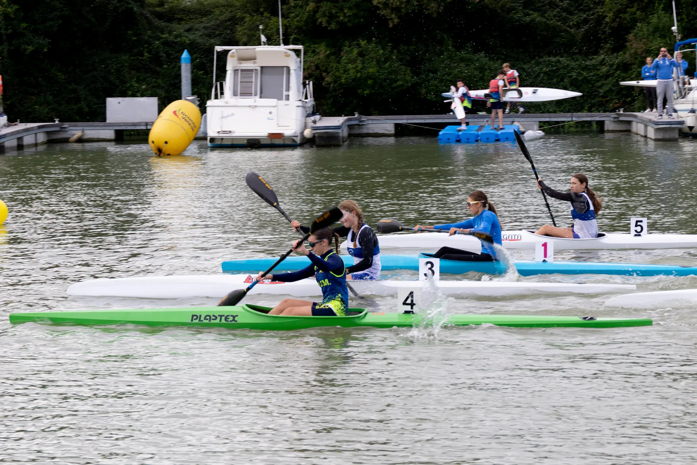 Nel fine settimana della Barcolana, il canale Valentinis si è trasformato in un piccolo campo di regata. Sabato mattina, al porticciolo Nazario Sauro, si è svolta la seconda edizione della Monfalcone Paddle Cup-Trofeo Città di Monfalcone, evento collaterale della 58ª edizione della regata triestina, organizzato dal Comune con la Società kayak canoa Monfalcone. Inedita la formula, ispirata alla vela: partenza lanciata davanti alla scalinata del porticciolo, quattro giri attorno a due boe posizionate a circa 200 metri e arrivo sulla stessa linea del via. Oltre alla velocità contavano quindi traiettorie e manovre. Erano attesi circa 80 atleti di diverse categorie: oltre ai padroni di casa, la Lega navale Monfalcone, il circolo Nazario Sauro di Trieste e le slovene Kkk Žusterna di Capodistria e Kkk Ankaran. La Capitaneria di porto ha garantito la sicurezza e chiuso alla navigazione il tratto di canale, mentre il Consorzio di bonifica ha ridotto l’afflusso d’acqua. Speaker d’eccezione l’azzurra monfalconese Giada Rossetti, bronzo europeo nel K2 500 con Lucrezia Zironi. Nel pomeriggio gli atleti erano attesi a un talk allo stand del Comune al Villaggio della Barcolana. Foto di Katia Bonaventura