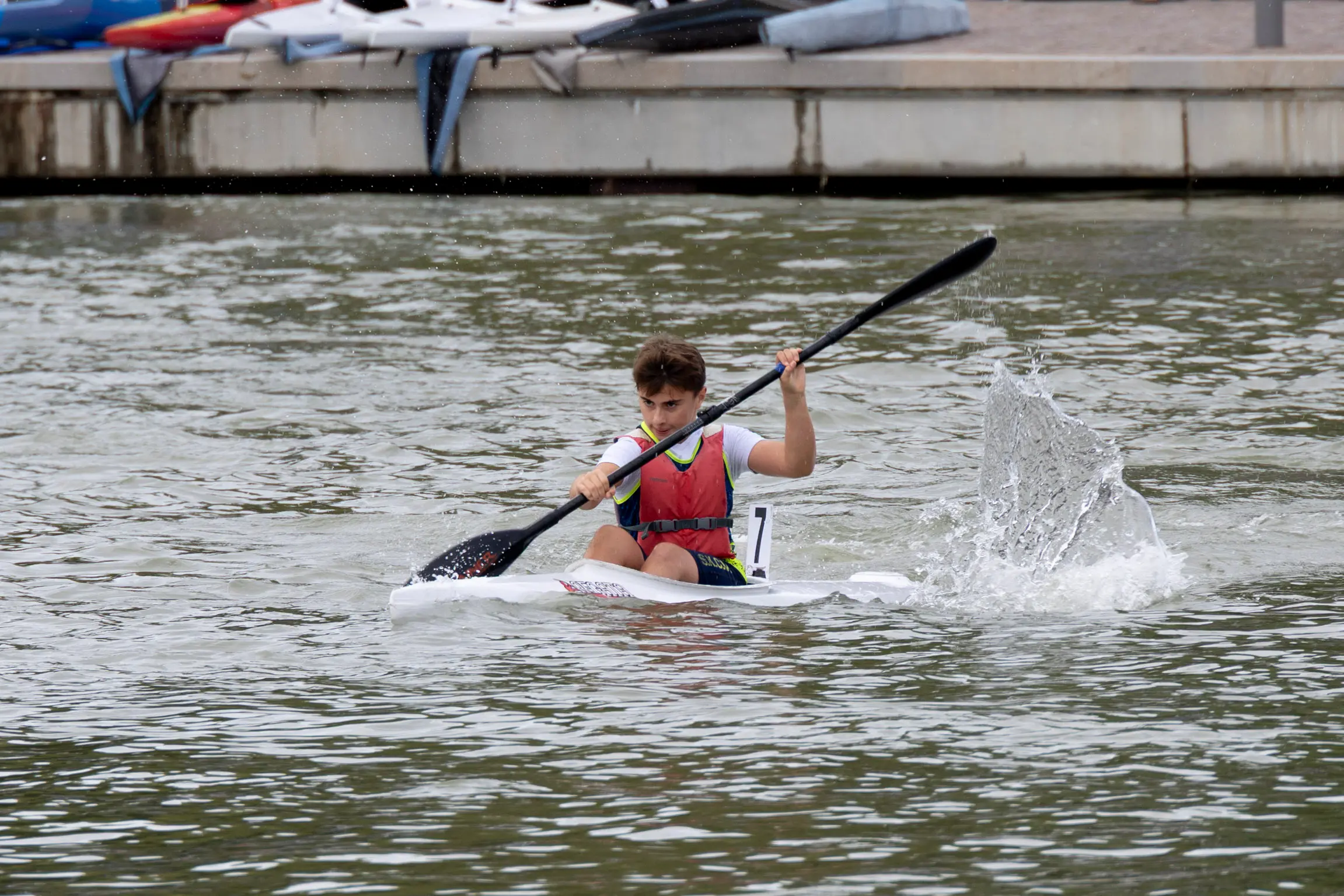 Nel fine settimana della Barcolana, il canale Valentinis si è trasformato in un piccolo campo di regata. Sabato mattina, al porticciolo Nazario Sauro, si è svolta la seconda edizione della Monfalcone Paddle Cup-Trofeo Città di Monfalcone, evento collaterale della 58ª edizione della regata triestina, organizzato dal Comune con la Società kayak canoa Monfalcone. Inedita la formula, ispirata alla vela: partenza lanciata davanti alla scalinata del porticciolo, quattro giri attorno a due boe posizionate a circa 200 metri e arrivo sulla stessa linea del via. Oltre alla velocità contavano quindi traiettorie e manovre. Erano attesi circa 80 atleti di diverse categorie: oltre ai padroni di casa, la Lega navale Monfalcone, il circolo Nazario Sauro di Trieste e le slovene Kkk Žusterna di Capodistria e Kkk Ankaran. La Capitaneria di porto ha garantito la sicurezza e chiuso alla navigazione il tratto di canale, mentre il Consorzio di bonifica ha ridotto l’afflusso d’acqua. Speaker d’eccezione l’azzurra monfalconese Giada Rossetti, bronzo europeo nel K2 500 con Lucrezia Zironi. Nel pomeriggio gli atleti erano attesi a un talk allo stand del Comune al Villaggio della Barcolana. Foto di Katia Bonaventura