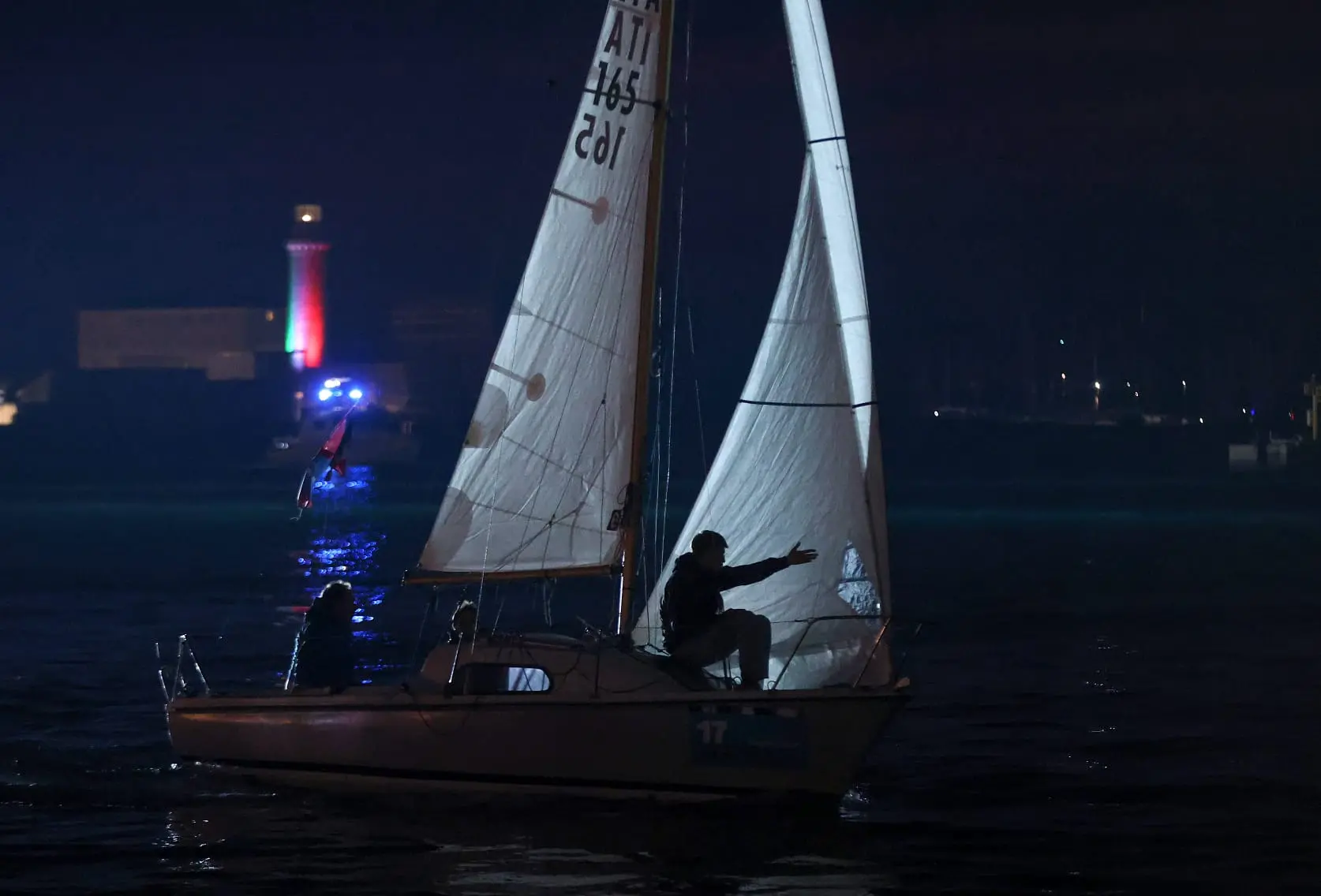 Si è conclusa la Barcolana Regionale By Night Cup, uno degli appuntamenti più attesi della vigilia della Coppa d'Autunno, che ha portato le classi Melges 24, Meteor e UFO 28 a regatare nel Bacino di San Giusto, a pochi metri dalle Rive e dal Molo Audace. Nella classe Melges 24 la vittoria è andata a Essetivi della Società Triestina della Vela. Tra i Meteor si è imposto Malandrina di Marco Sacchi. Nella classe UFO 28 il primo posto è stato conquistato da Don Chisciotte di Paolo Tomasi (SVBG). Le foto sono di Andrea Lasorte