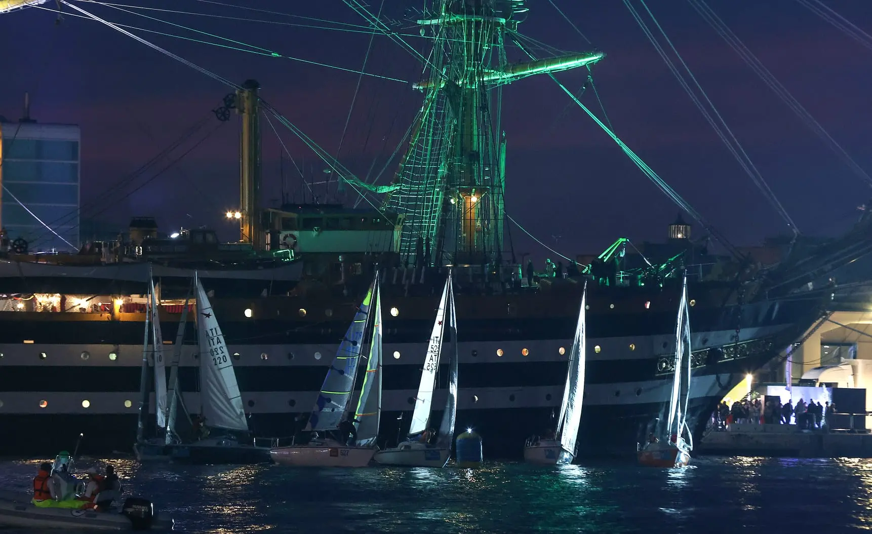 Si è conclusa la Barcolana Regionale By Night Cup, uno degli appuntamenti più attesi della vigilia della Coppa d'Autunno, che ha portato le classi Melges 24, Meteor e UFO 28 a regatare nel Bacino di San Giusto, a pochi metri dalle Rive e dal Molo Audace. Nella classe Melges 24 la vittoria è andata a Essetivi della Società Triestina della Vela. Tra i Meteor si è imposto Malandrina di Marco Sacchi. Nella classe UFO 28 il primo posto è stato conquistato da Don Chisciotte di Paolo Tomasi (SVBG). Le foto sono di Andrea Lasorte