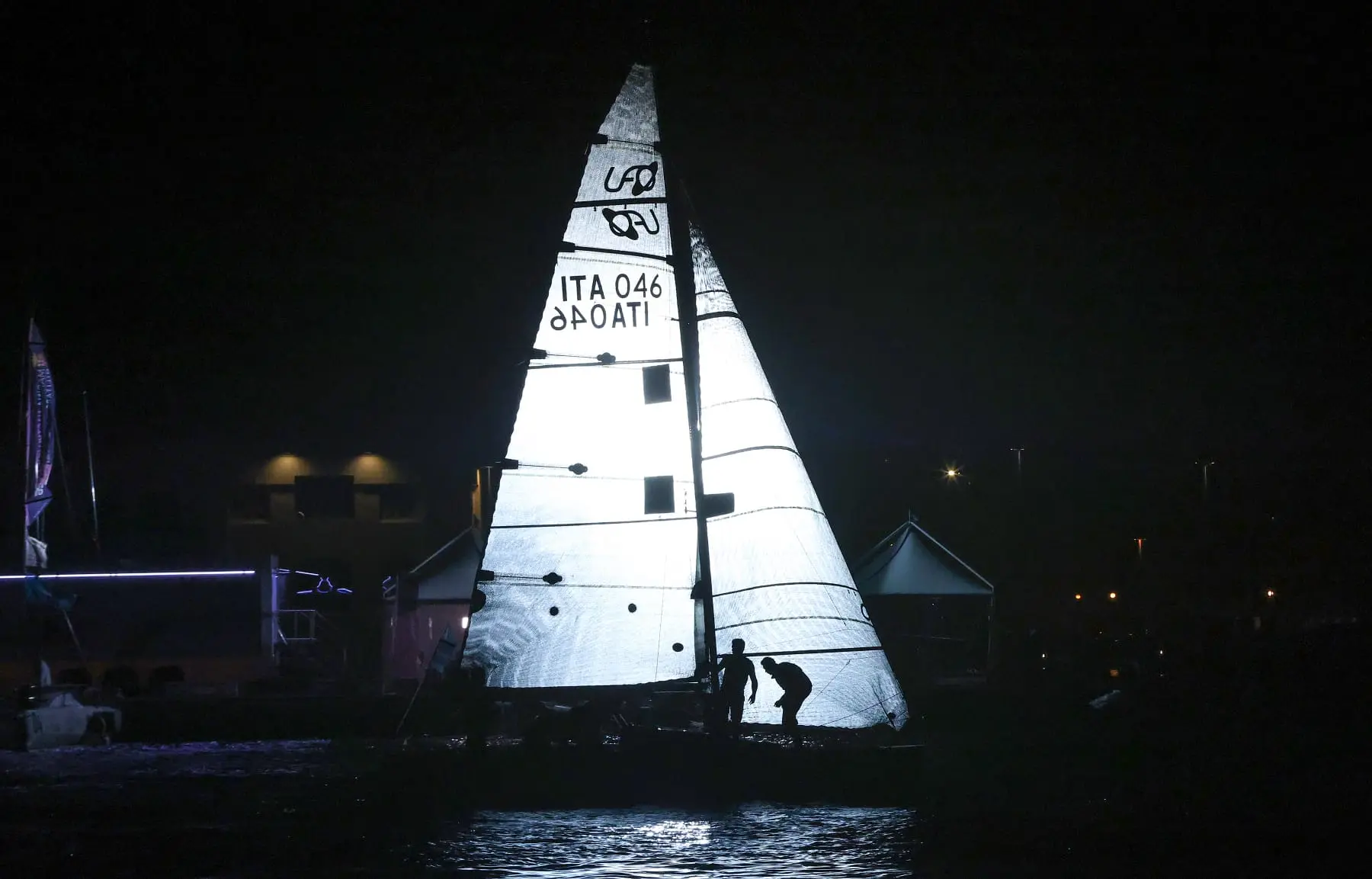 Si è conclusa la Barcolana Regionale By Night Cup, uno degli appuntamenti più attesi della vigilia della Coppa d'Autunno, che ha portato le classi Melges 24, Meteor e UFO 28 a regatare nel Bacino di San Giusto, a pochi metri dalle Rive e dal Molo Audace. Nella classe Melges 24 la vittoria è andata a Essetivi della Società Triestina della Vela. Tra i Meteor si è imposto Malandrina di Marco Sacchi. Nella classe UFO 28 il primo posto è stato conquistato da Don Chisciotte di Paolo Tomasi (SVBG). Le foto sono di Andrea Lasorte
