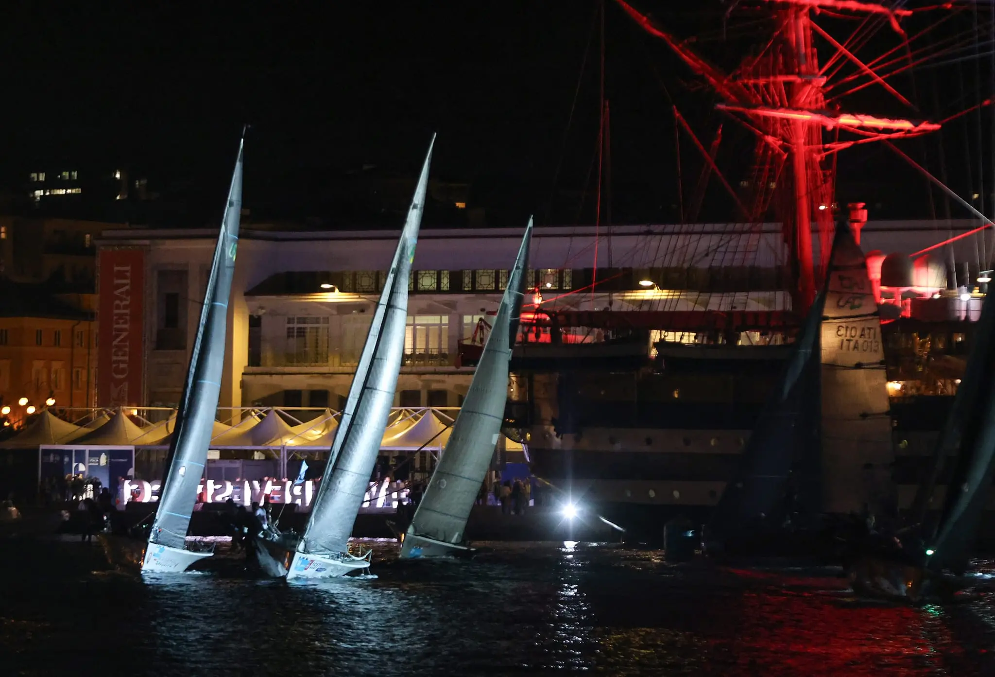 Si è conclusa la Barcolana Regionale By Night Cup, uno degli appuntamenti più attesi della vigilia della Coppa d'Autunno, che ha portato le classi Melges 24, Meteor e UFO 28 a regatare nel Bacino di San Giusto, a pochi metri dalle Rive e dal Molo Audace. Nella classe Melges 24 la vittoria è andata a Essetivi della Società Triestina della Vela. Tra i Meteor si è imposto Malandrina di Marco Sacchi. Nella classe UFO 28 il primo posto è stato conquistato da Don Chisciotte di Paolo Tomasi (SVBG). Le foto sono di Andrea Lasorte