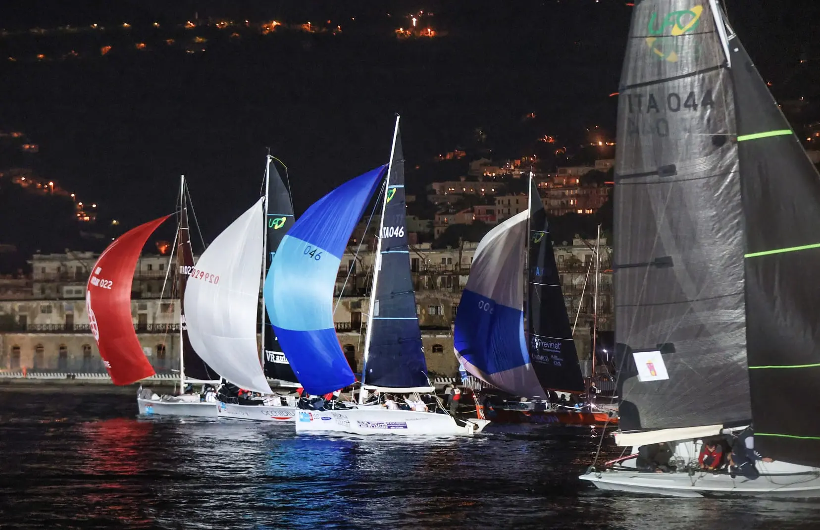 Si è conclusa la Barcolana Regionale By Night Cup, uno degli appuntamenti più attesi della vigilia della Coppa d'Autunno, che ha portato le classi Melges 24, Meteor e UFO 28 a regatare nel Bacino di San Giusto, a pochi metri dalle Rive e dal Molo Audace. Nella classe Melges 24 la vittoria è andata a Essetivi della Società Triestina della Vela. Tra i Meteor si è imposto Malandrina di Marco Sacchi. Nella classe UFO 28 il primo posto è stato conquistato da Don Chisciotte di Paolo Tomasi (SVBG). Le foto sono di Andrea Lasorte