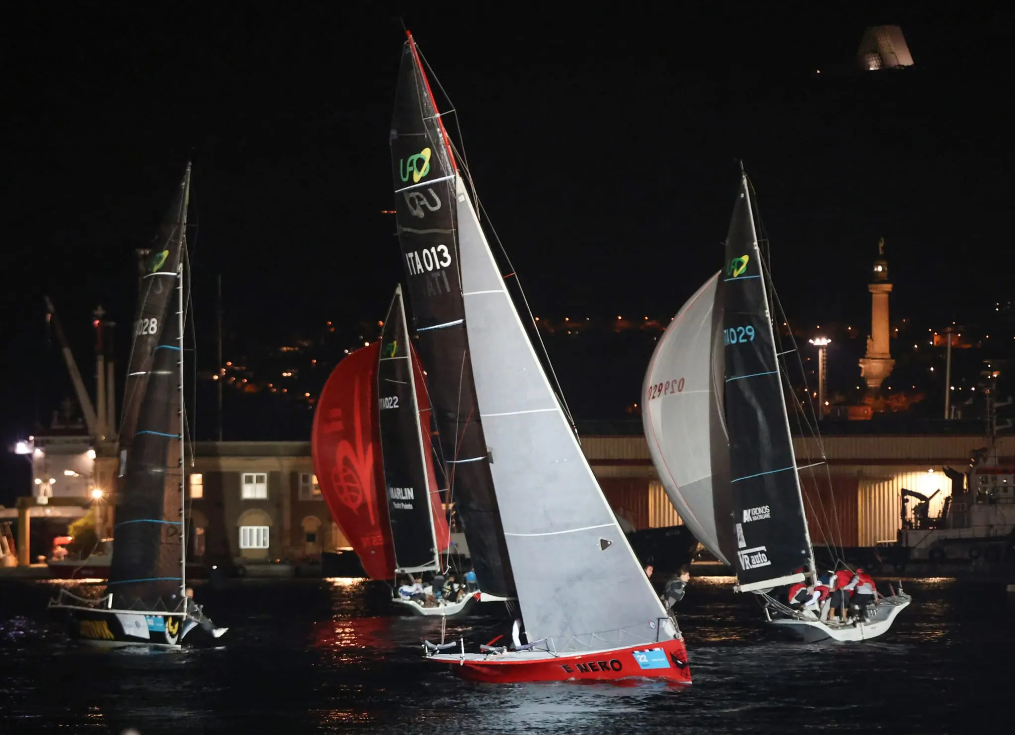 Si è conclusa la Barcolana Regionale By Night Cup, uno degli appuntamenti più attesi della vigilia della Coppa d'Autunno, che ha portato le classi Melges 24, Meteor e UFO 28 a regatare nel Bacino di San Giusto, a pochi metri dalle Rive e dal Molo Audace. Nella classe Melges 24 la vittoria è andata a Essetivi della Società Triestina della Vela. Tra i Meteor si è imposto Malandrina di Marco Sacchi. Nella classe UFO 28 il primo posto è stato conquistato da Don Chisciotte di Paolo Tomasi (SVBG). Le foto sono di Andrea Lasorte