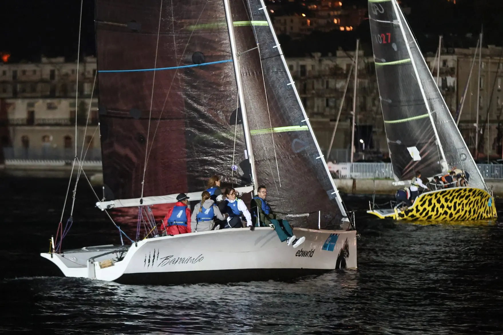Si è conclusa la Barcolana Regionale By Night Cup, uno degli appuntamenti più attesi della vigilia della Coppa d'Autunno, che ha portato le classi Melges 24, Meteor e UFO 28 a regatare nel Bacino di San Giusto, a pochi metri dalle Rive e dal Molo Audace. Nella classe Melges 24 la vittoria è andata a Essetivi della Società Triestina della Vela. Tra i Meteor si è imposto Malandrina di Marco Sacchi. Nella classe UFO 28 il primo posto è stato conquistato da Don Chisciotte di Paolo Tomasi (SVBG). Le foto sono di Andrea Lasorte