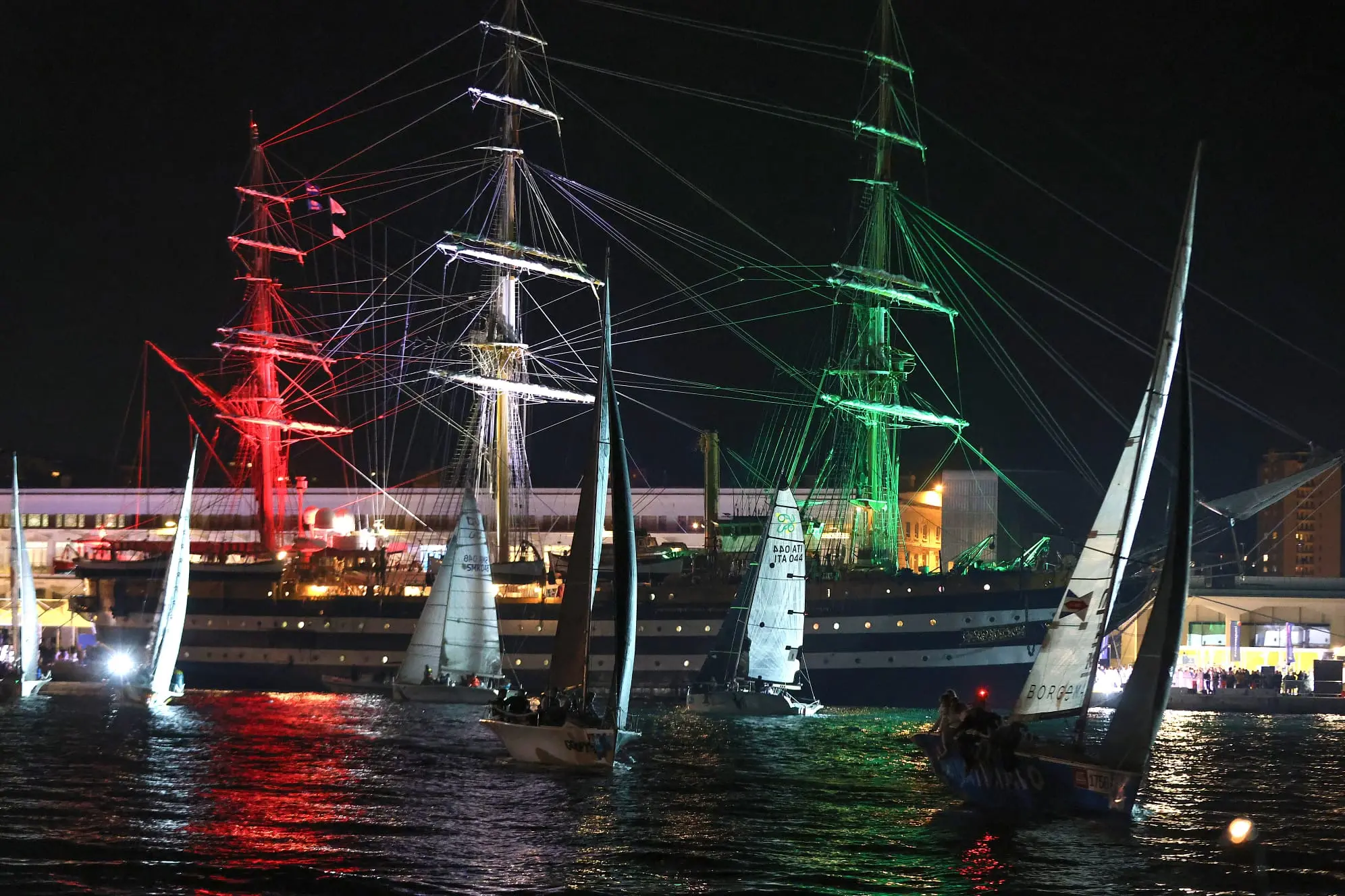 Si è conclusa la Barcolana Regionale By Night Cup, uno degli appuntamenti più attesi della vigilia della Coppa d'Autunno, che ha portato le classi Melges 24, Meteor e UFO 28 a regatare nel Bacino di San Giusto, a pochi metri dalle Rive e dal Molo Audace. Nella classe Melges 24 la vittoria è andata a Essetivi della Società Triestina della Vela. Tra i Meteor si è imposto Malandrina di Marco Sacchi. Nella classe UFO 28 il primo posto è stato conquistato da Don Chisciotte di Paolo Tomasi (SVBG). Le foto sono di Andrea Lasorte