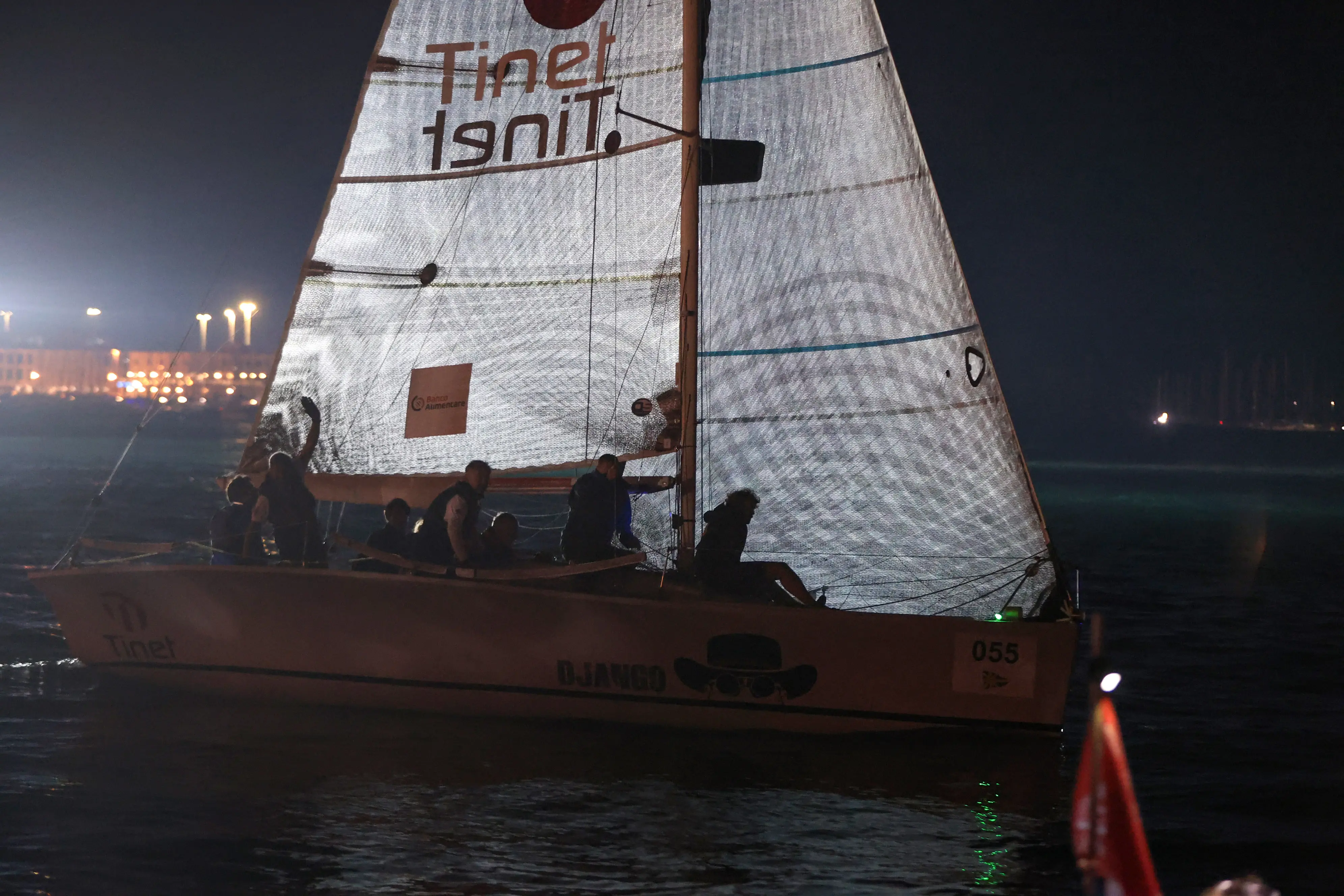 Si è conclusa la Barcolana Regionale By Night Cup, uno degli appuntamenti più attesi della vigilia della Coppa d'Autunno, che ha portato le classi Melges 24, Meteor e UFO 28 a regatare nel Bacino di San Giusto, a pochi metri dalle Rive e dal Molo Audace. Nella classe Melges 24 la vittoria è andata a Essetivi della Società Triestina della Vela. Tra i Meteor si è imposto Malandrina di Marco Sacchi. Nella classe UFO 28 il primo posto è stato conquistato da Don Chisciotte di Paolo Tomasi (SVBG). Le foto sono di Andrea Lasorte
