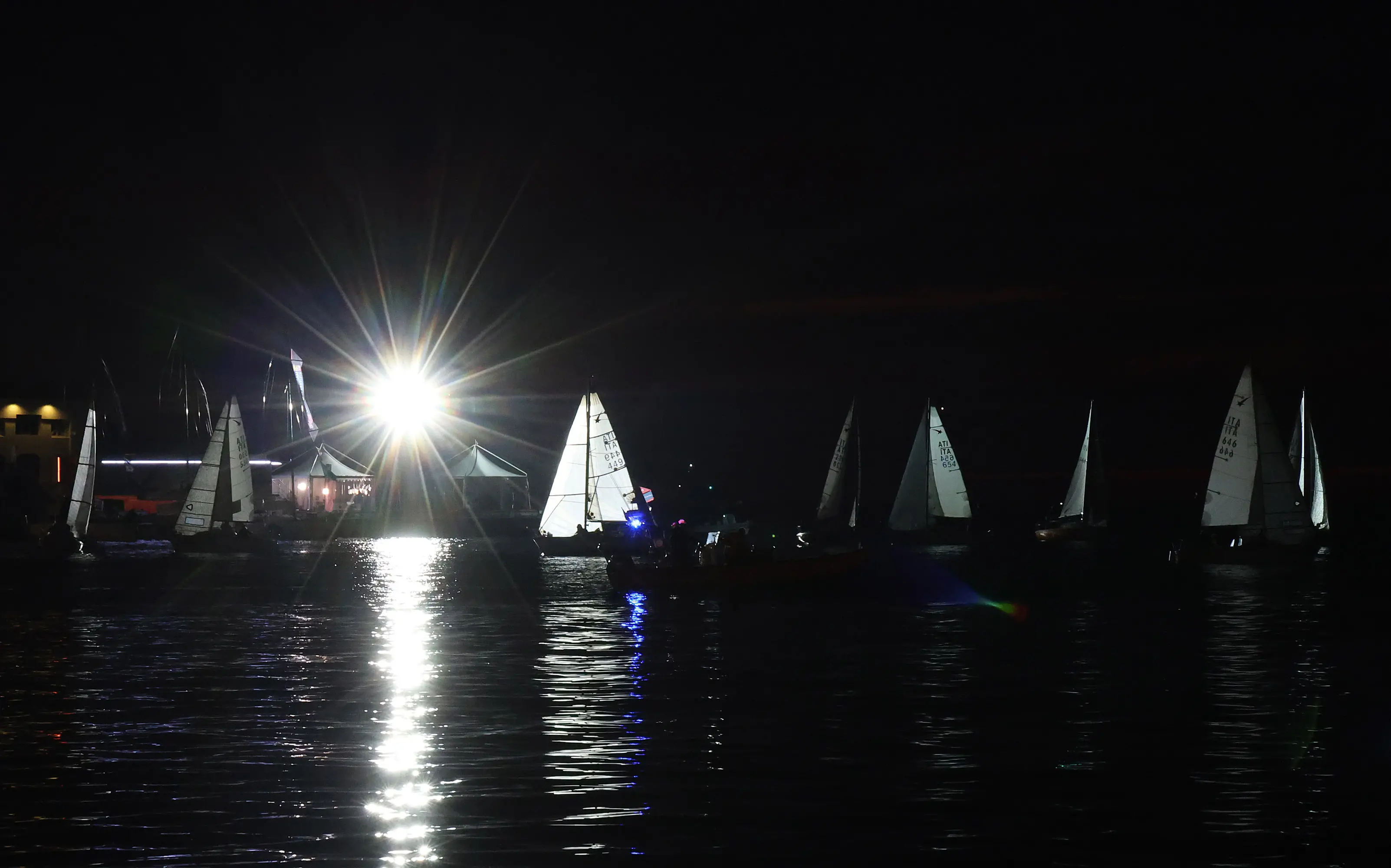 Si è conclusa la Barcolana Regionale By Night Cup, uno degli appuntamenti più attesi della vigilia della Coppa d'Autunno, che ha portato le classi Melges 24, Meteor e UFO 28 a regatare nel Bacino di San Giusto, a pochi metri dalle Rive e dal Molo Audace. Nella classe Melges 24 la vittoria è andata a Essetivi della Società Triestina della Vela. Tra i Meteor si è imposto Malandrina di Marco Sacchi. Nella classe UFO 28 il primo posto è stato conquistato da Don Chisciotte di Paolo Tomasi (SVBG). Le foto sono di Andrea Lasorte