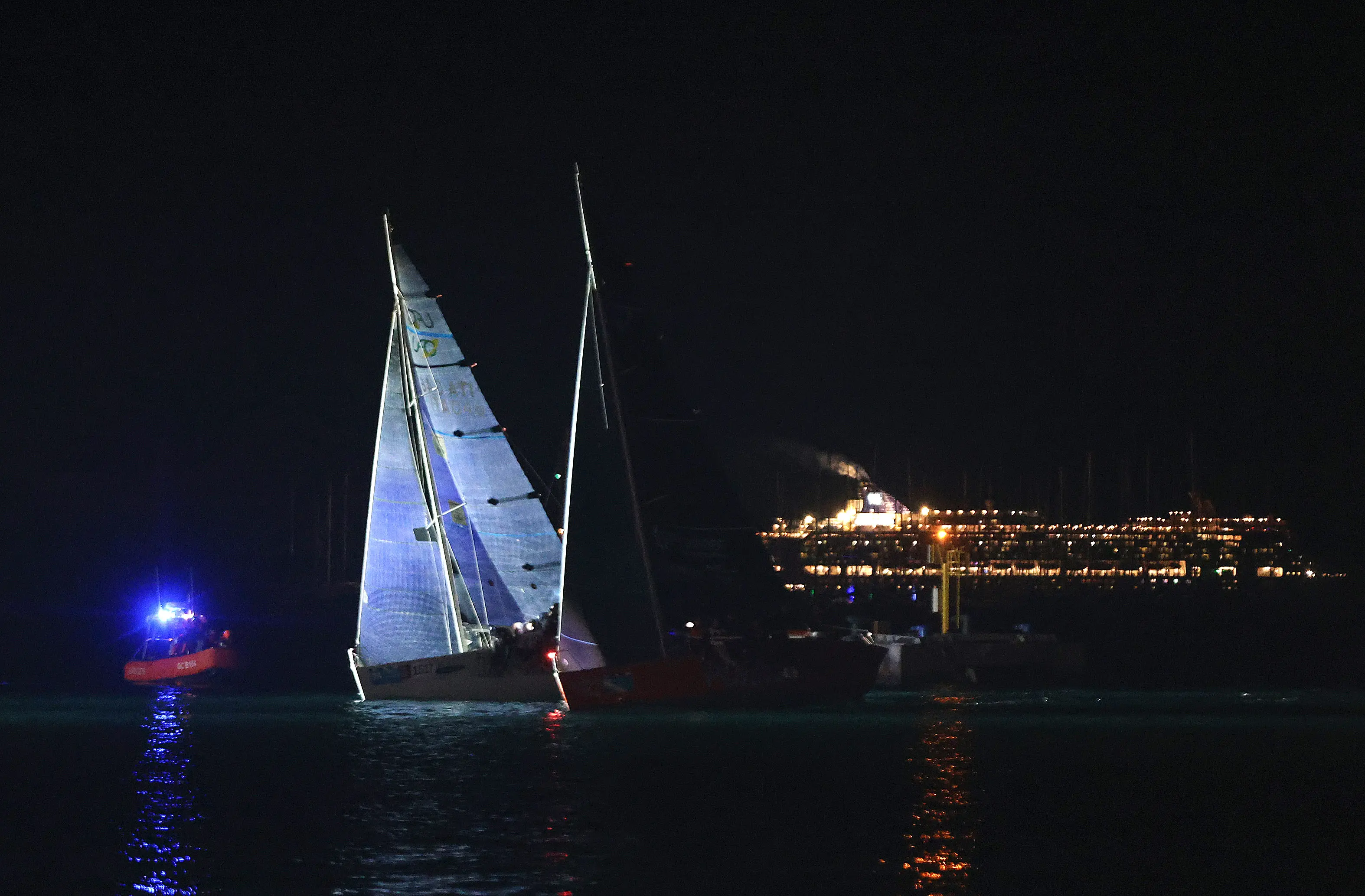 Si è conclusa la Barcolana Regionale By Night Cup, uno degli appuntamenti più attesi della vigilia della Coppa d'Autunno, che ha portato le classi Melges 24, Meteor e UFO 28 a regatare nel Bacino di San Giusto, a pochi metri dalle Rive e dal Molo Audace. Nella classe Melges 24 la vittoria è andata a Essetivi della Società Triestina della Vela. Tra i Meteor si è imposto Malandrina di Marco Sacchi. Nella classe UFO 28 il primo posto è stato conquistato da Don Chisciotte di Paolo Tomasi (SVBG). Le foto sono di Andrea Lasorte