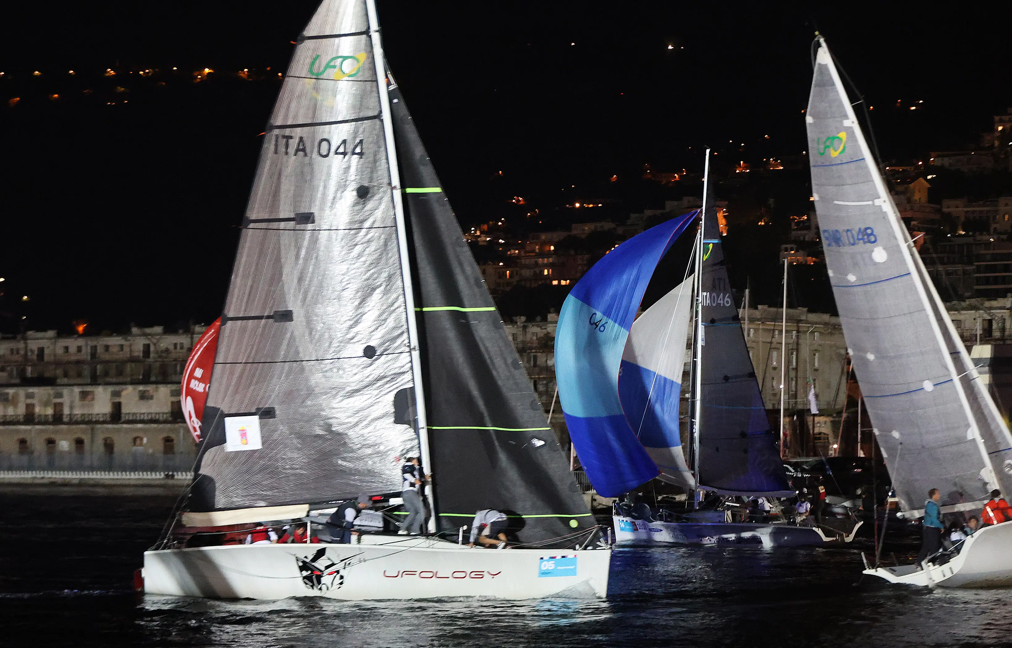 Si è conclusa la Barcolana Regionale By Night Cup, uno degli appuntamenti più attesi della vigilia della Coppa d'Autunno, che ha portato le classi Melges 24, Meteor e UFO 28 a regatare nel Bacino di San Giusto, a pochi metri dalle Rive e dal Molo Audace. Nella classe Melges 24 la vittoria è andata a Essetivi della Società Triestina della Vela. Tra i Meteor si è imposto Malandrina di Marco Sacchi. Nella classe UFO 28 il primo posto è stato conquistato da Don Chisciotte di Paolo Tomasi (SVBG). Le foto sono di Andrea Lasorte