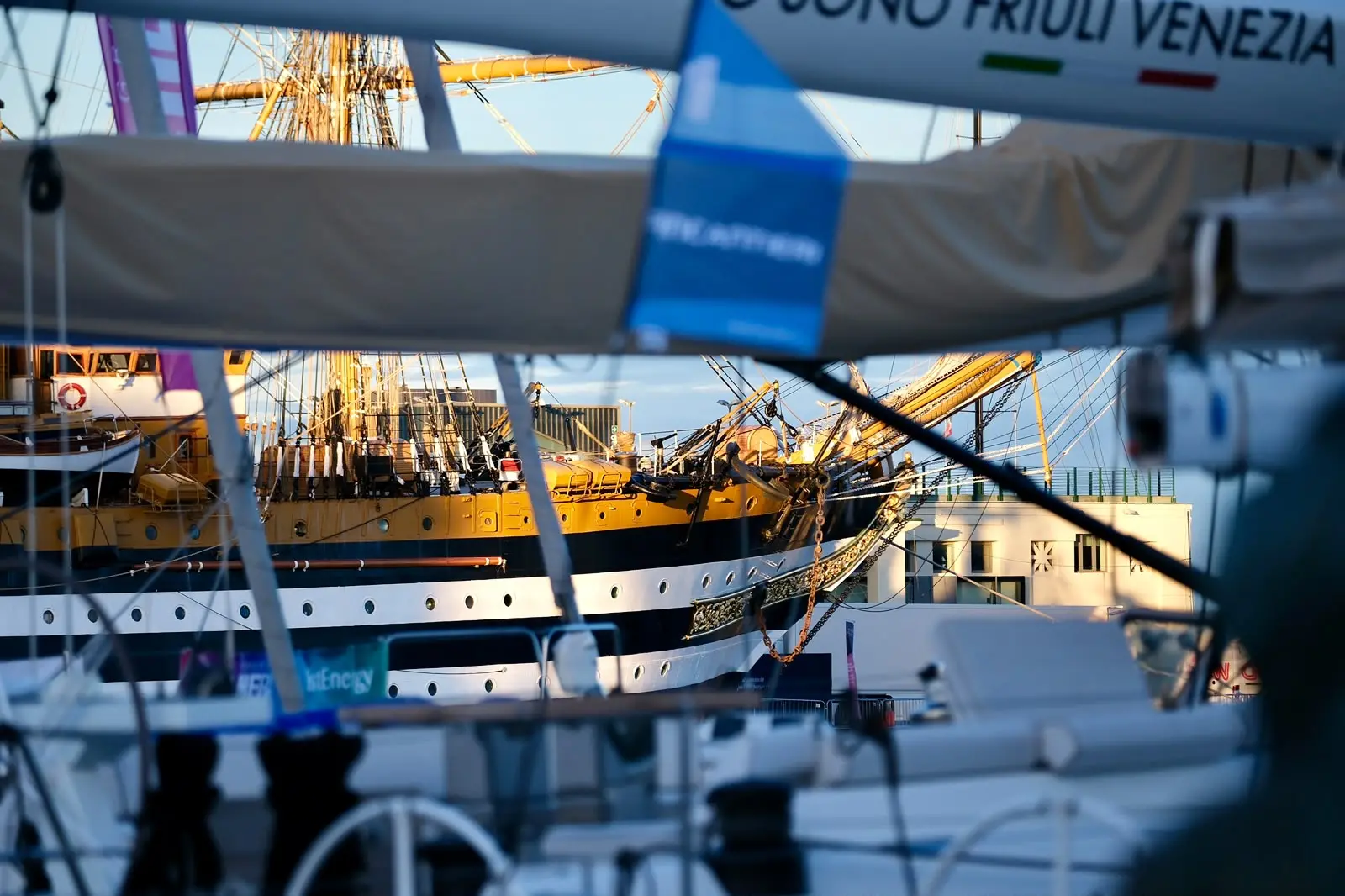 Attorno alle 8 del mattino del giorno della regata sulle Rive fervono i preparativi in vista della partenza, con le barche che iniziano a levare gli ormeggi per dirigersi verso la linea di partenza.
