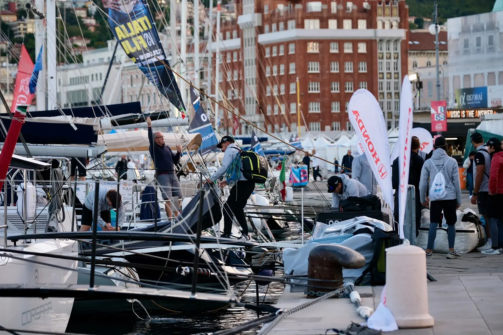 Attorno alle 8 del mattino del giorno della regata sulle Rive fervono i preparativi in vista della partenza, con le barche che iniziano a levare gli ormeggi per dirigersi verso la linea di partenza.