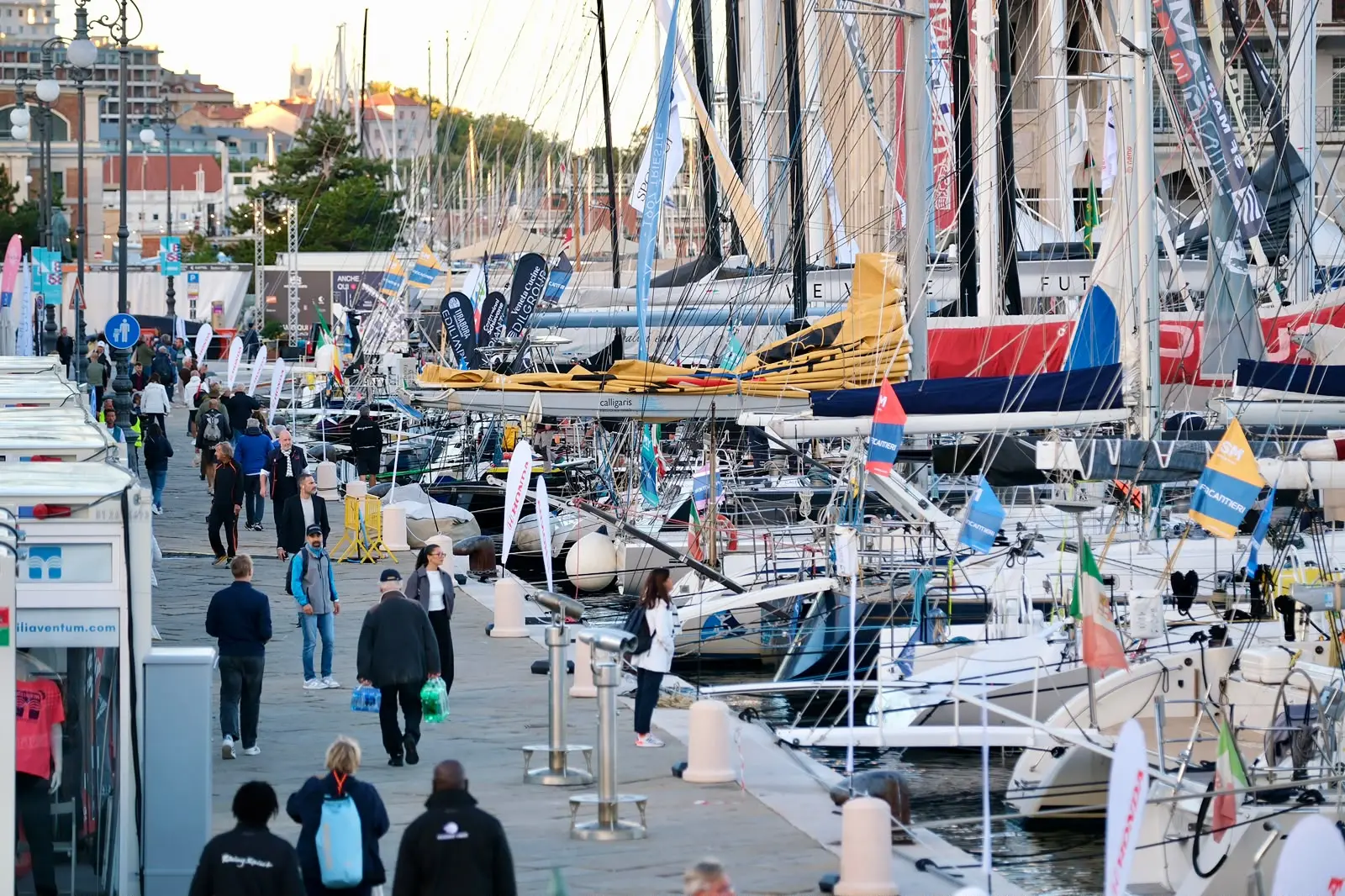 Attorno alle 8 del mattino del giorno della regata sulle Rive fervono i preparativi in vista della partenza, con le barche che iniziano a levare gli ormeggi per dirigersi verso la linea di partenza.