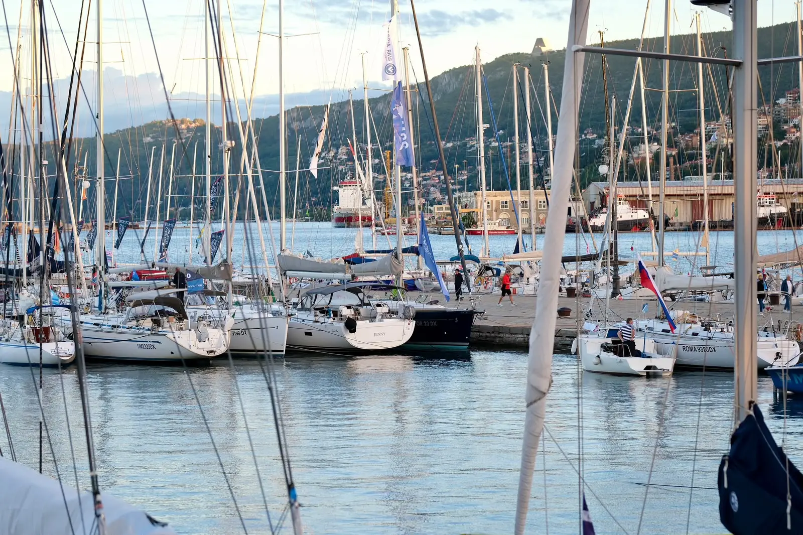 Attorno alle 8 del mattino del giorno della regata sulle Rive fervono i preparativi in vista della partenza, con le barche che iniziano a levare gli ormeggi per dirigersi verso la linea di partenza.
