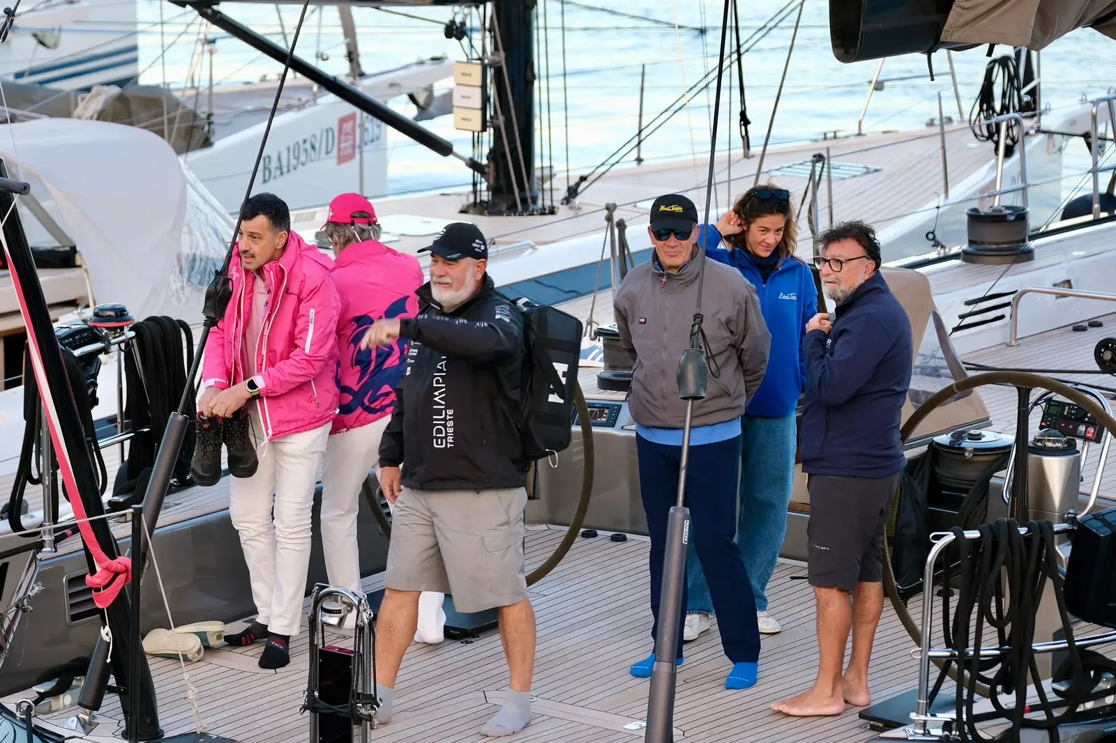 Attorno alle 8 del mattino del giorno della regata sulle Rive fervono i preparativi in vista della partenza, con le barche che iniziano a levare gli ormeggi per dirigersi verso la linea di partenza.