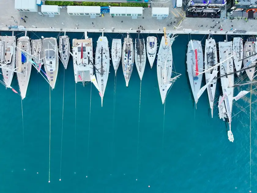 Attorno alle 8 del mattino del giorno della regata sulle Rive fervono i preparativi in vista della partenza, con le barche che iniziano a levare gli ormeggi per dirigersi verso la linea di partenza.
